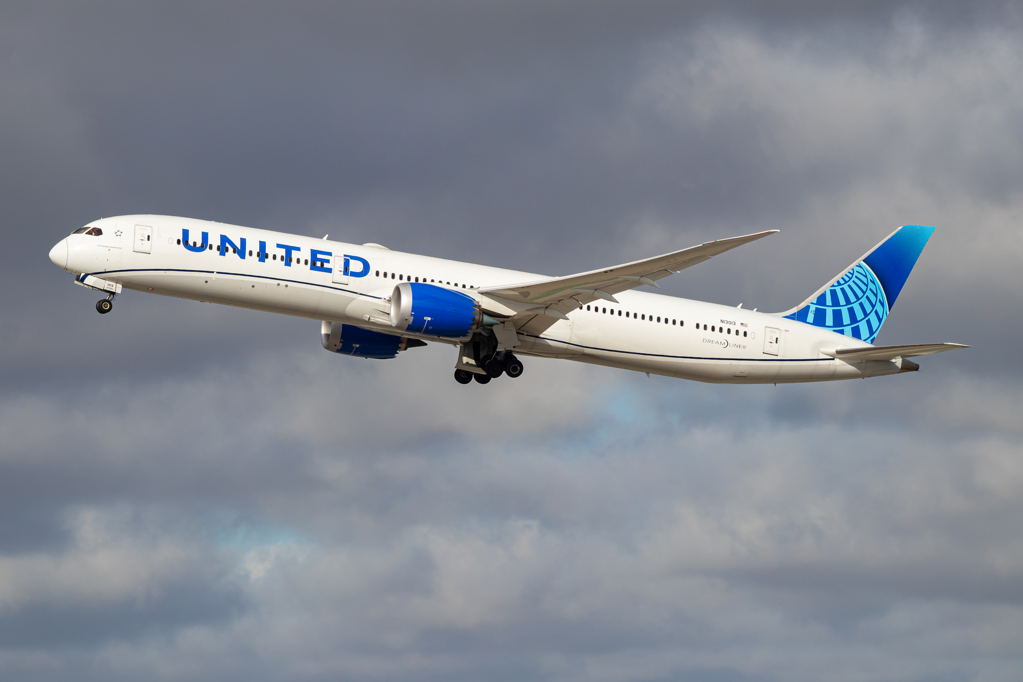 Full size: United Airlines Boeing 787-10 N13013 at Los Angeles International Airport