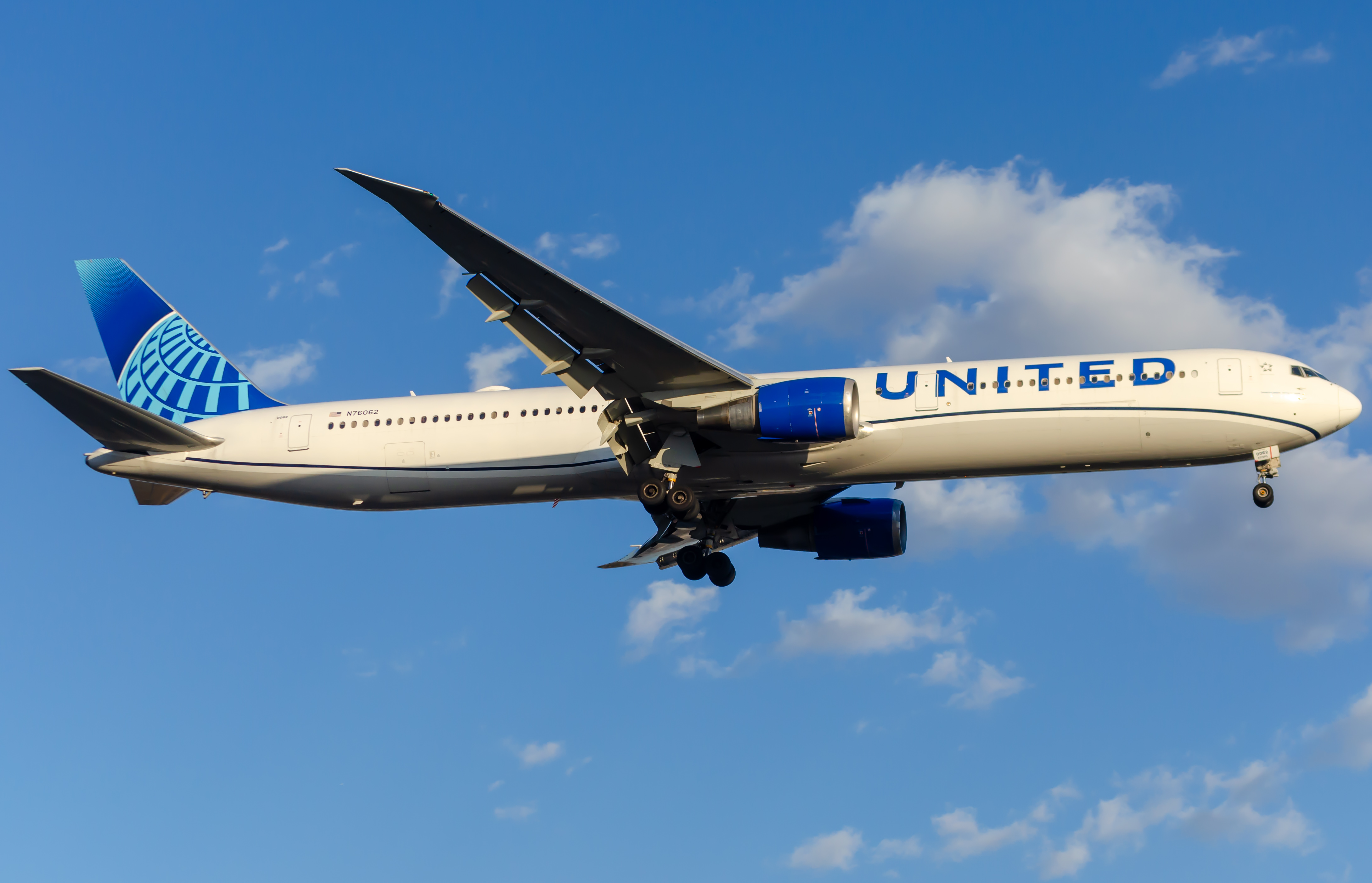 Full size: United Airlines Boeing 767-400ER N76062 at Newark Liberty International Airport
