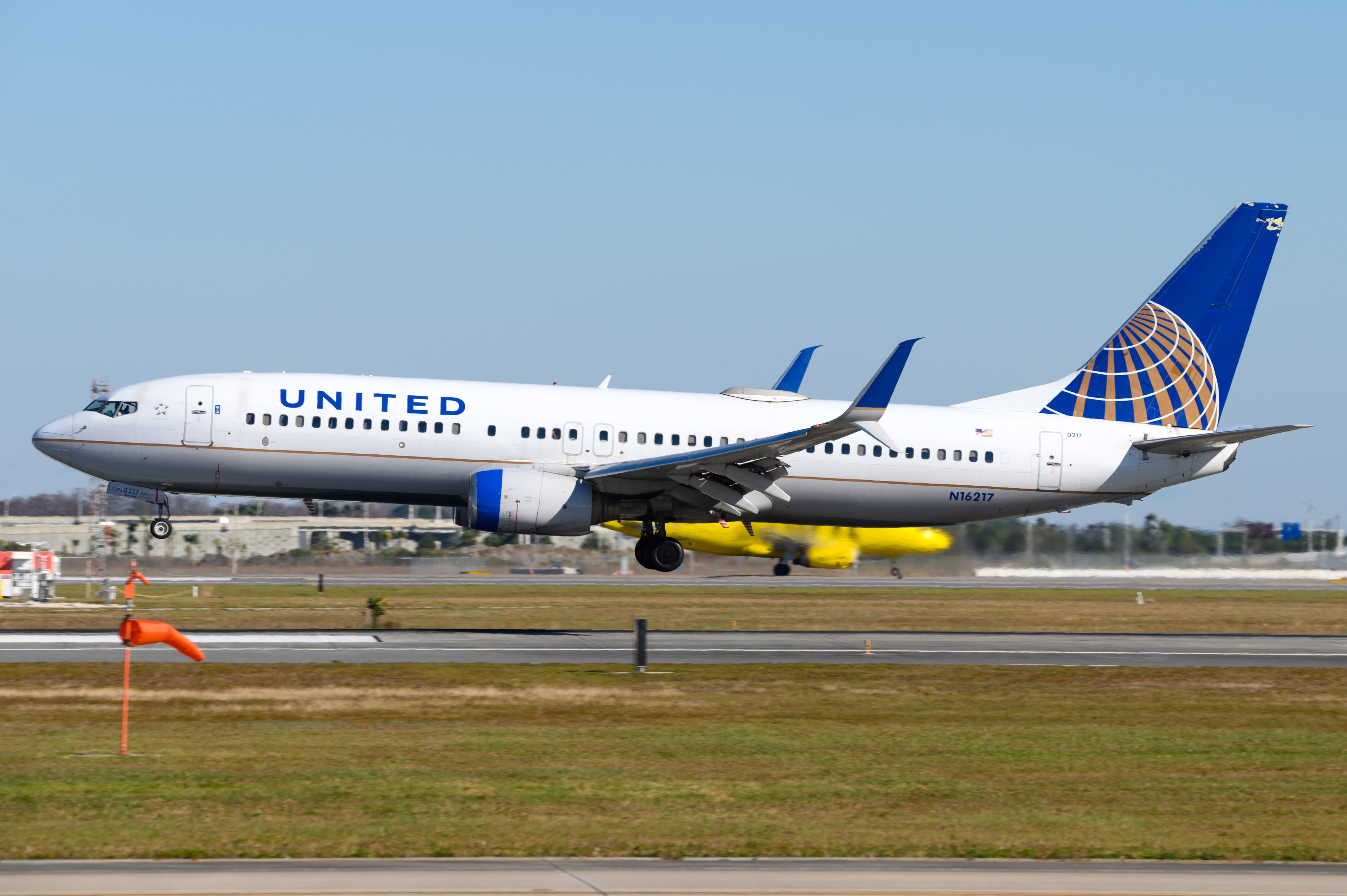 Full size: United Airlines Boeing 737-800 N16217 at Orlando International Airport