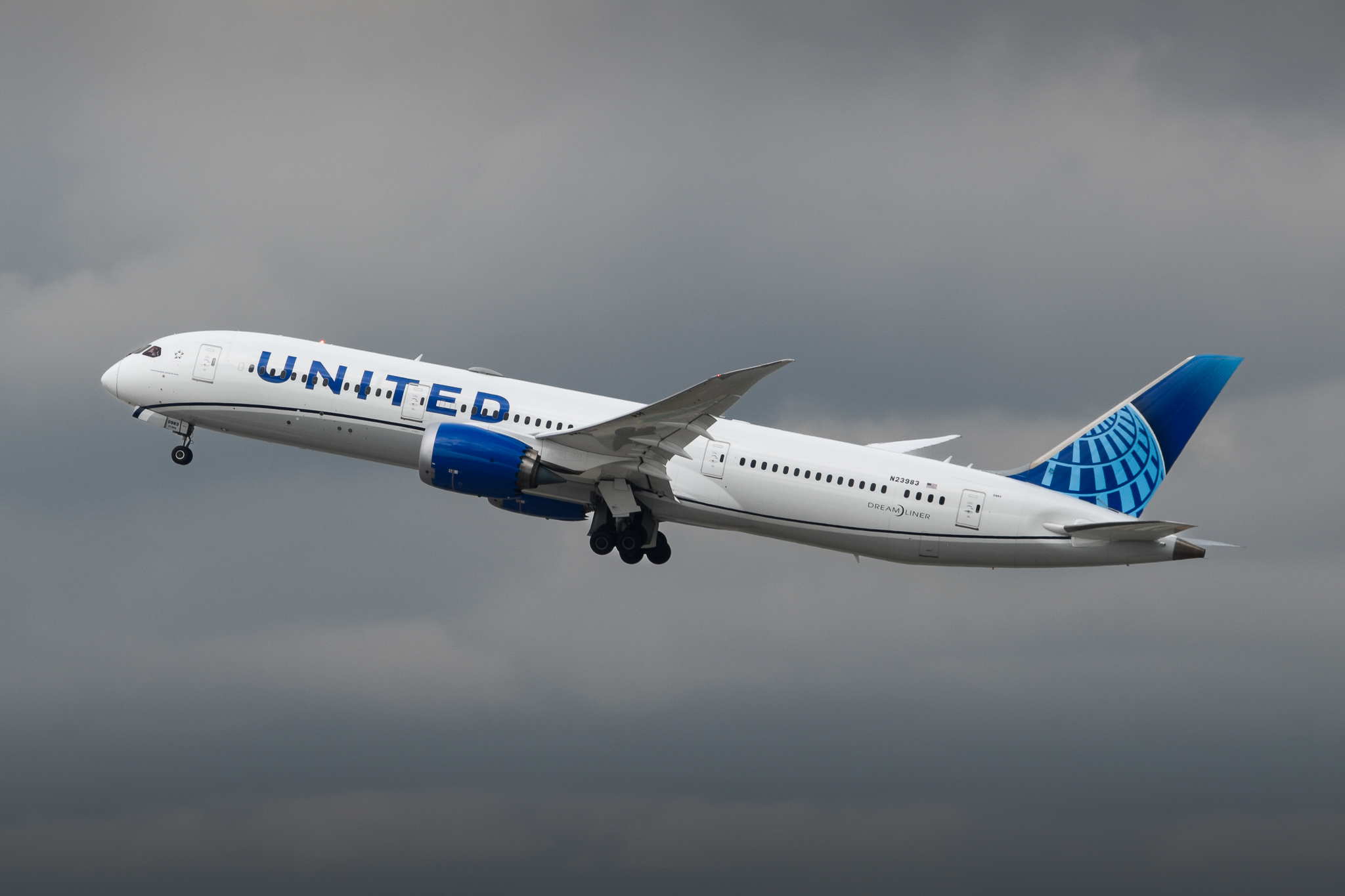 Full size: United Airlines Boeing 787-9 N23983 at Los Angeles International Airport