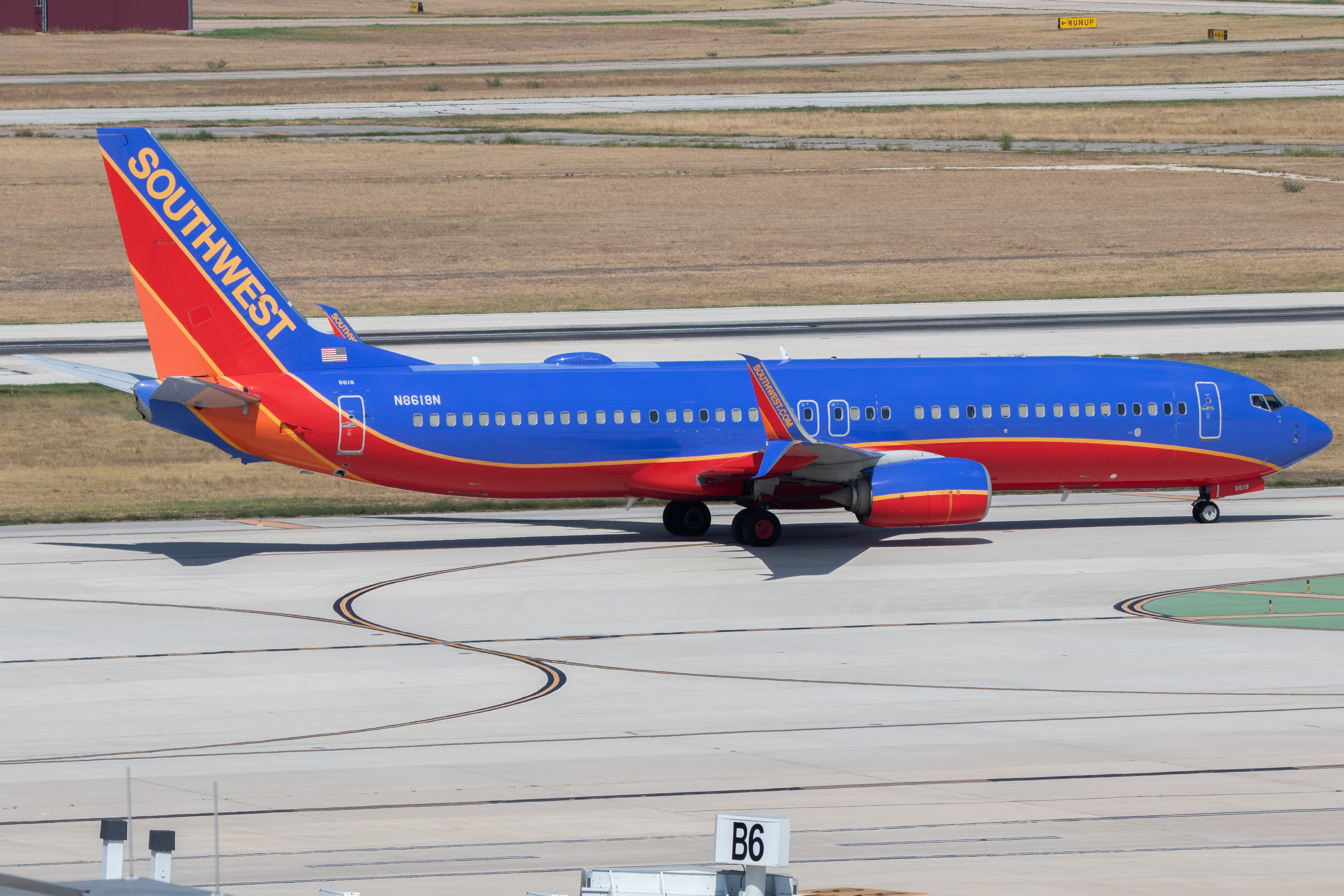 Full size: Southwest Airlines Boeing 737-800 N8618N at San Antonio International Airport