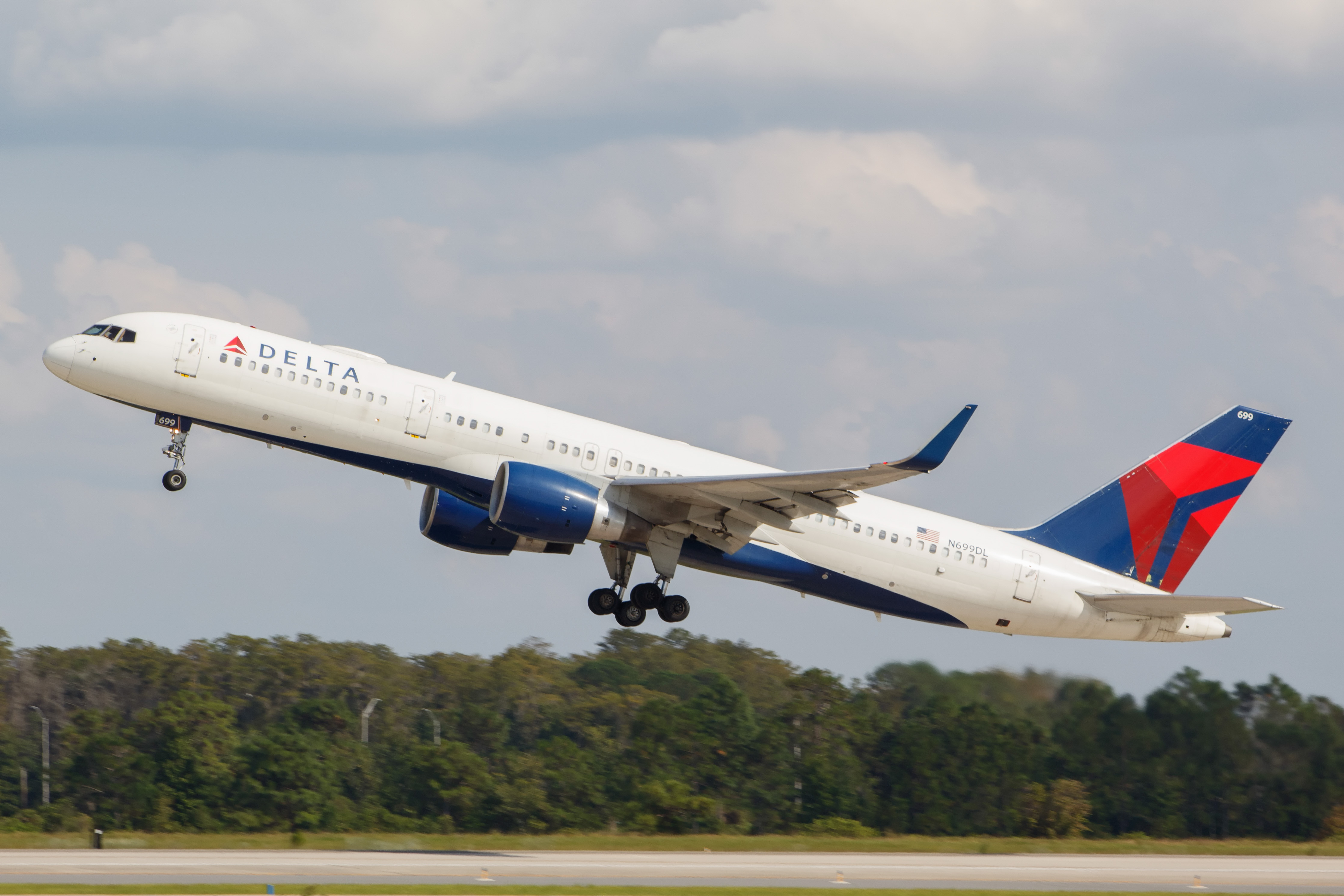 Full size: Delta Airlines Boeing 757-200 N699DL at Orlando International Airport