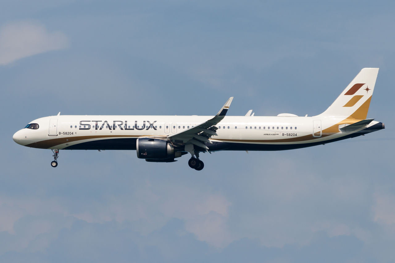 Full size: Starlux Airlines Airbus A321NEO B-58204 at Macau International Airport