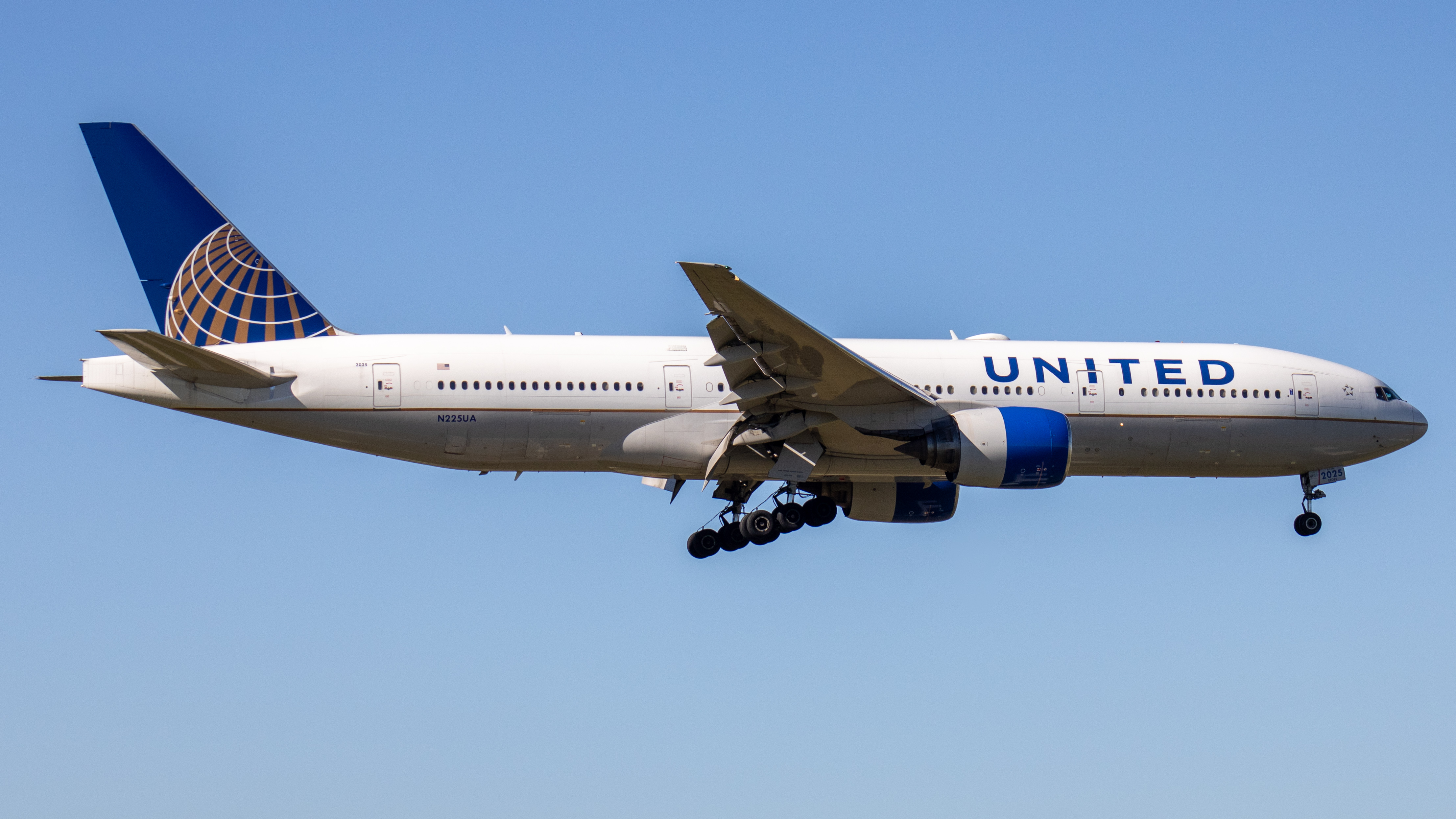 Full size: United Airlines Boeing 777-200 N225UA at Indianapolis International Airport