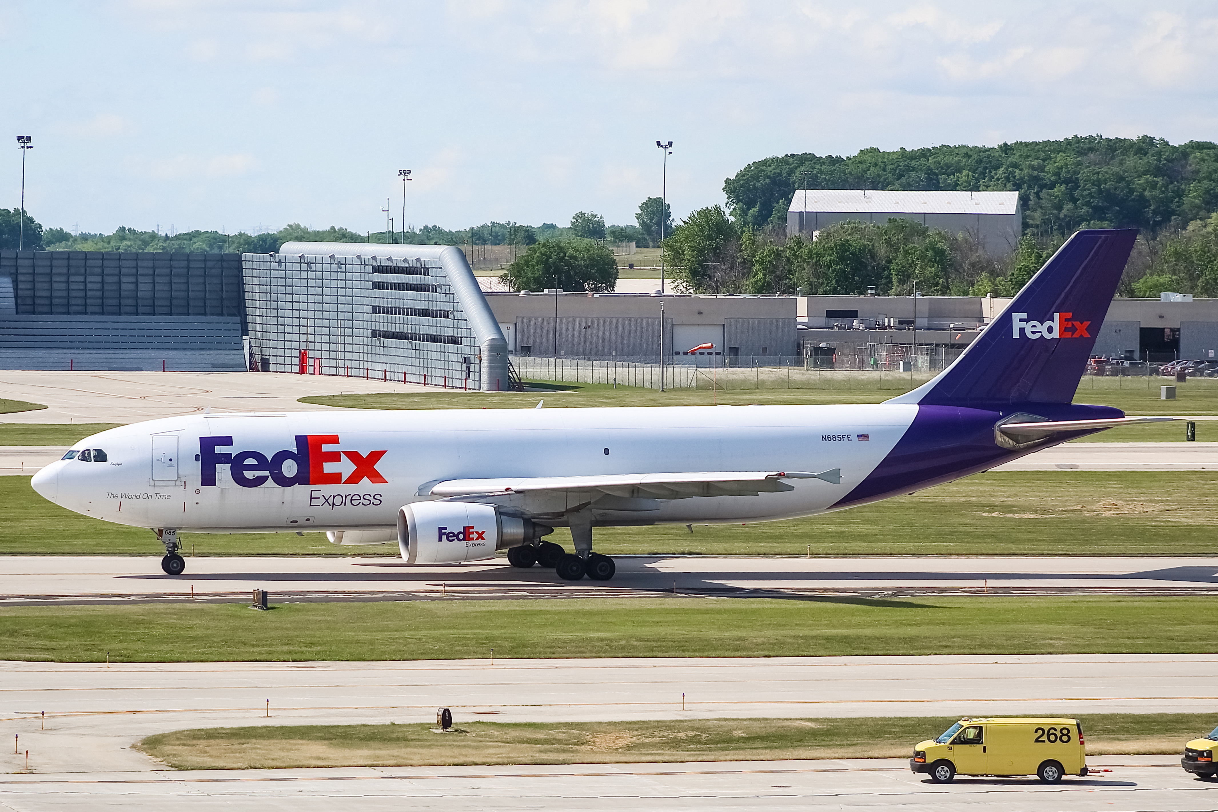 Full size: FedEx Airbus A300F-600 N685FE at General Mitchell International Airport