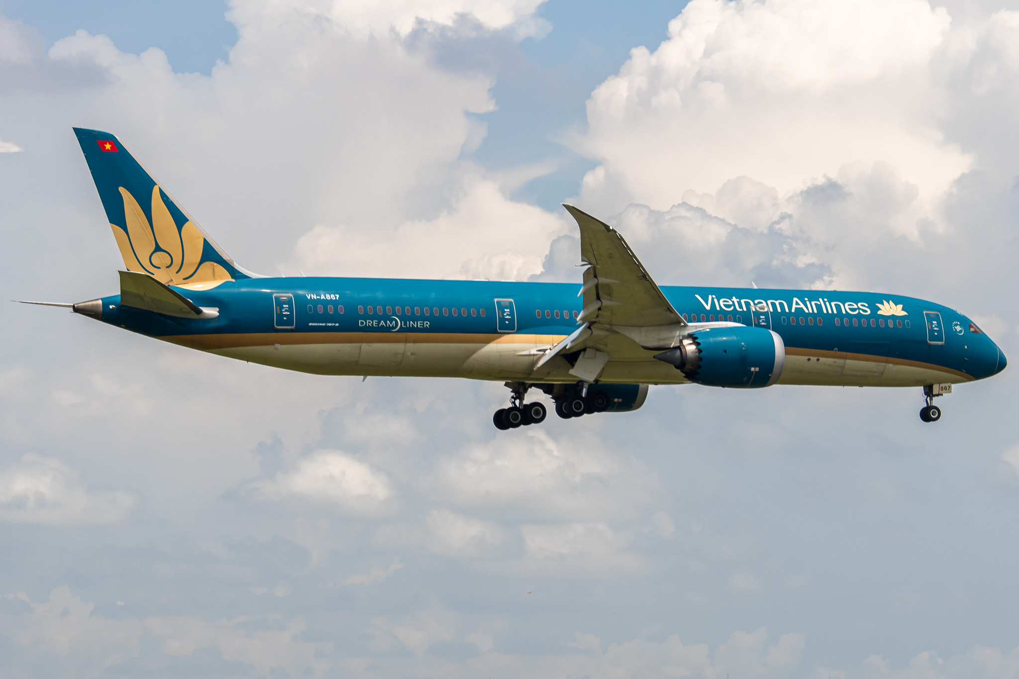 Full size: Vietnam Airlines Boeing 787-9 VN-A867 at Tan Son Nhat International Airport