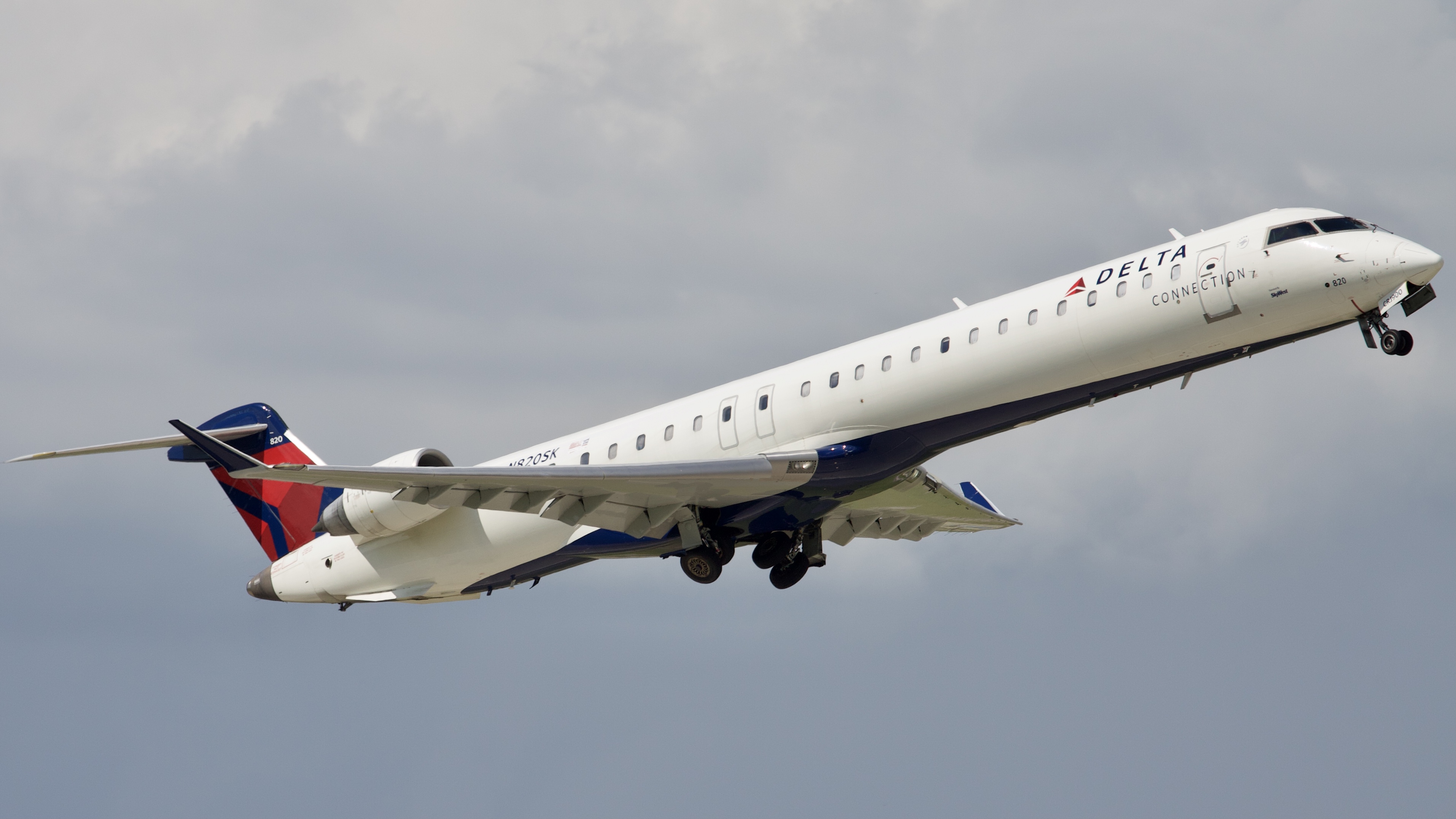 Full size: Delta Connection Mitsubishi CRJ-900 N820SK at Houston-George Bush Intercontinental Airport
