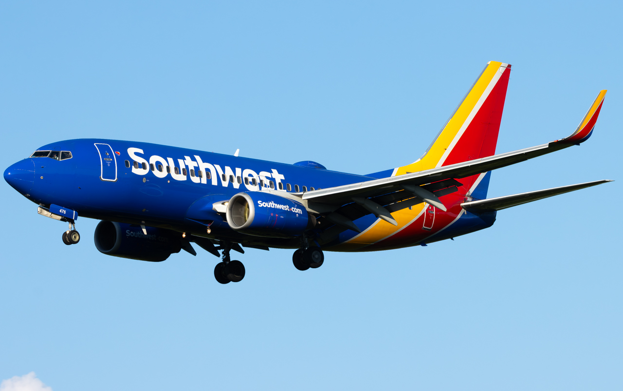 Full size: Southwest Airlines Boeing 737-700 N476WN at Pittsburgh International Airport