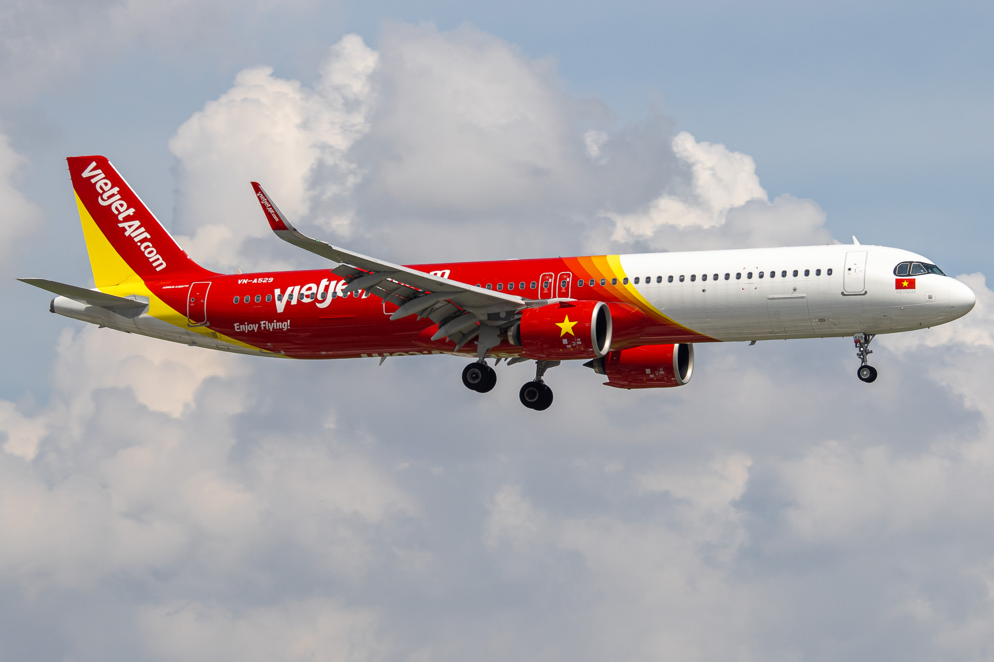 Full size: VietJet Air Airbus A321NEO VN-A529 at Tan Son Nhat International Airport