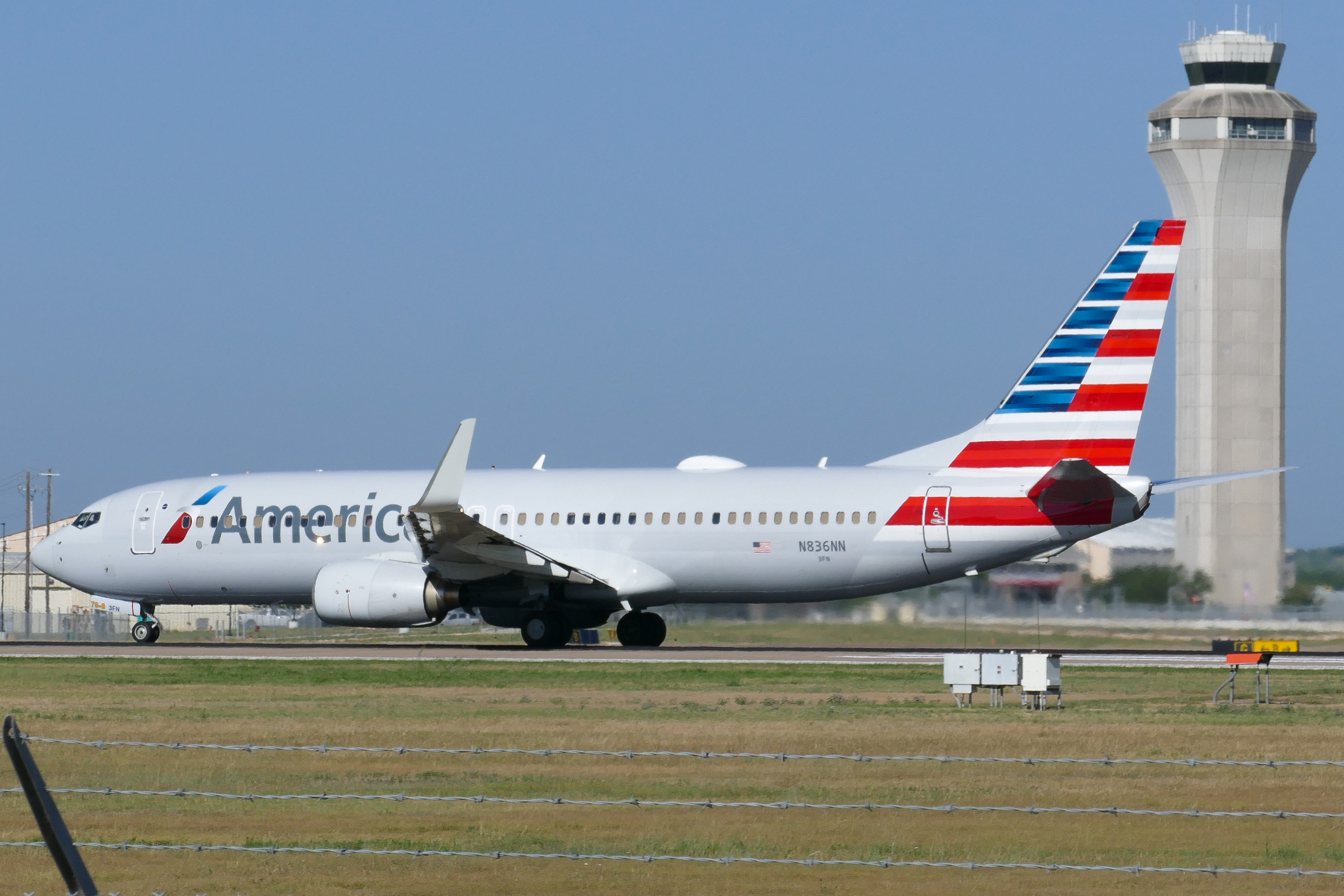 Full size: American Airlines Boeing 737-800 N836NN at Austin-Bergstrom International Airport