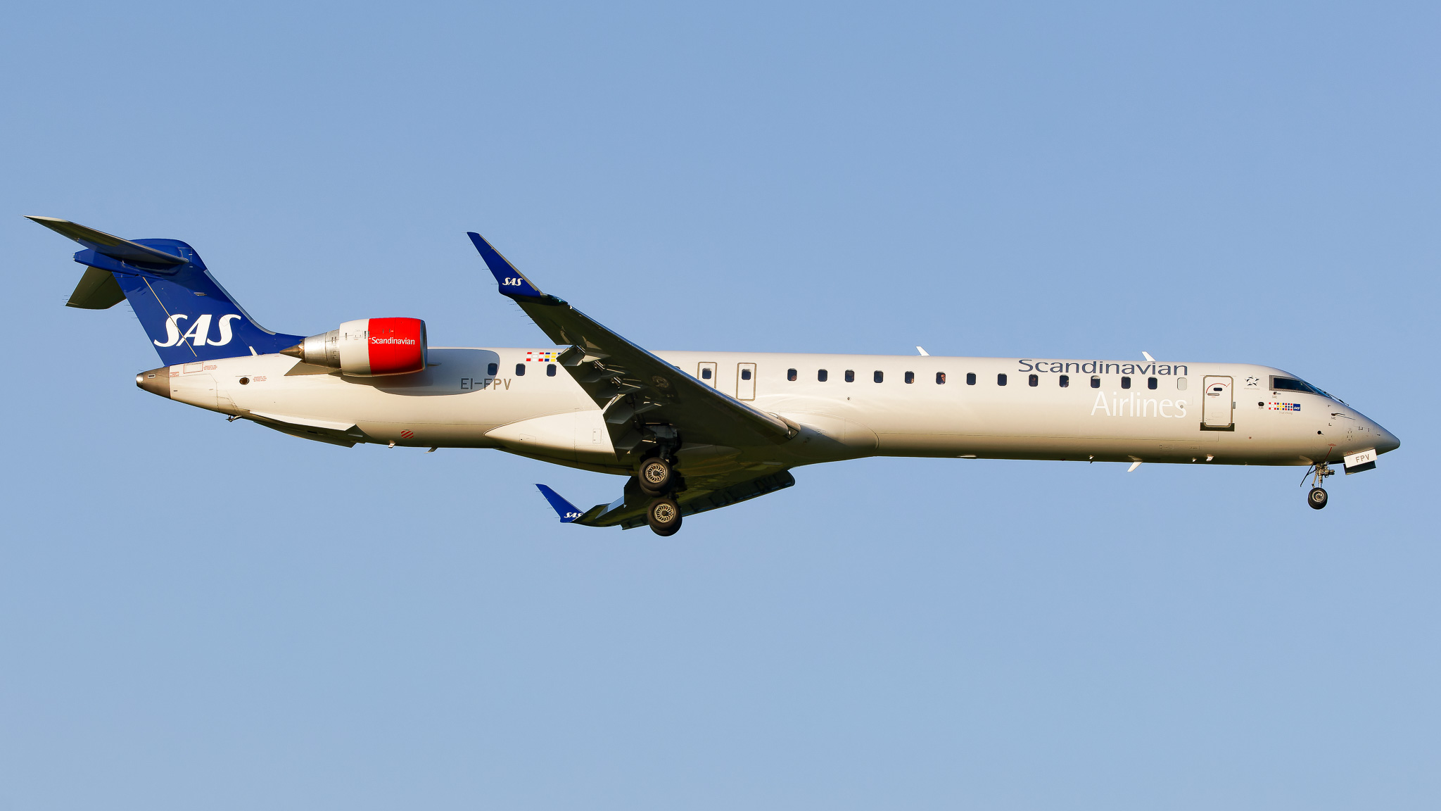 Full size: Scandinavian Airlines (CityJet) Bombardier CRJ-900LR EI-FPV at Zurich-Kloten Airport