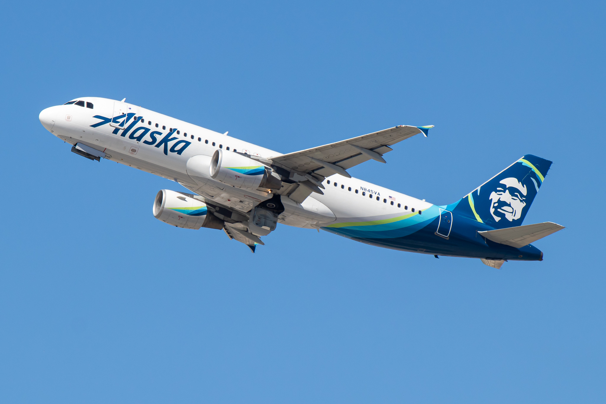 Full size: Alaska Airlines Airbus A320 N845VA at Los Angeles International Airport