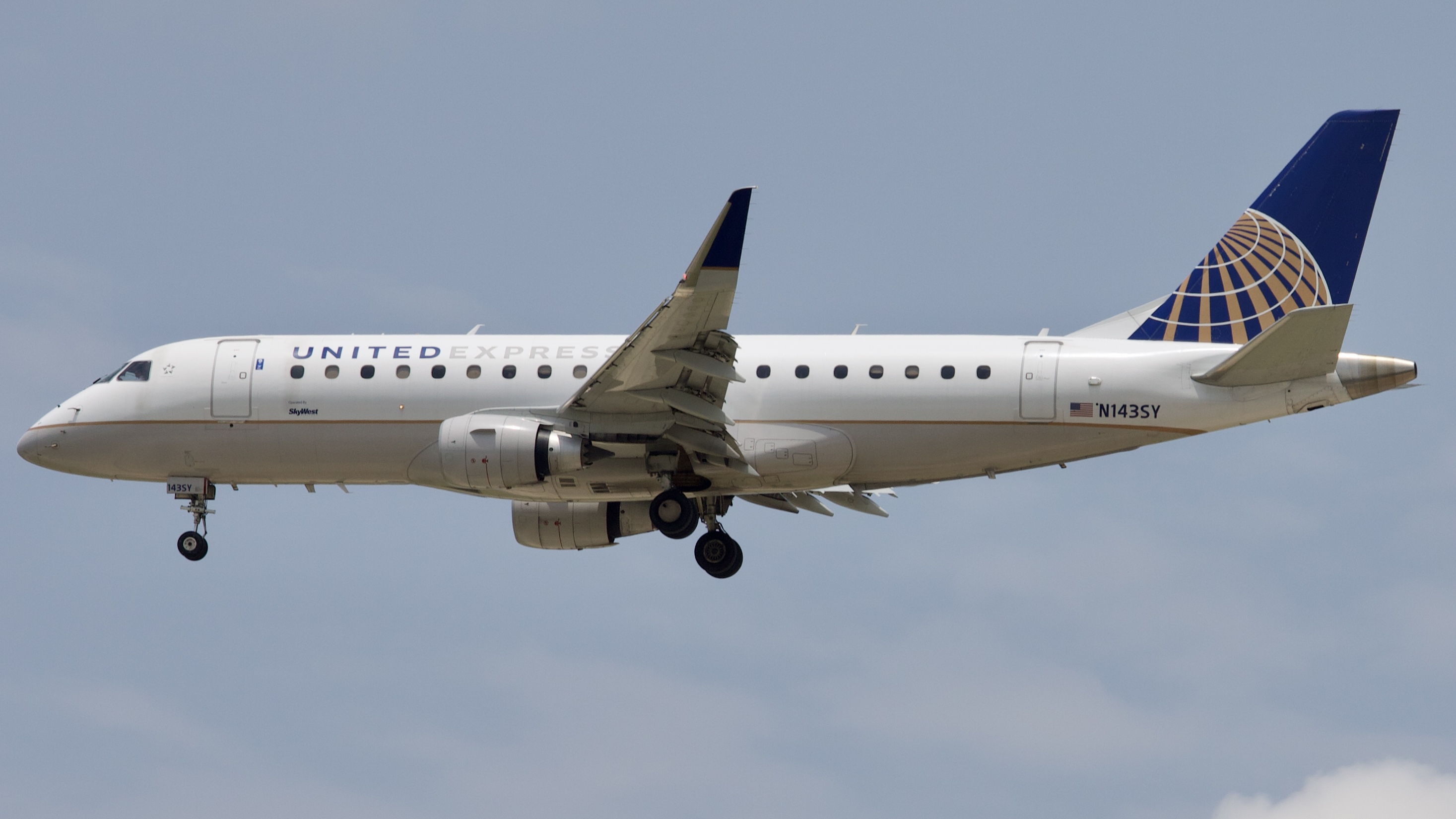 Full size: United Express Embraer E175 N143SY at Houston-George Bush Intercontinental Airport