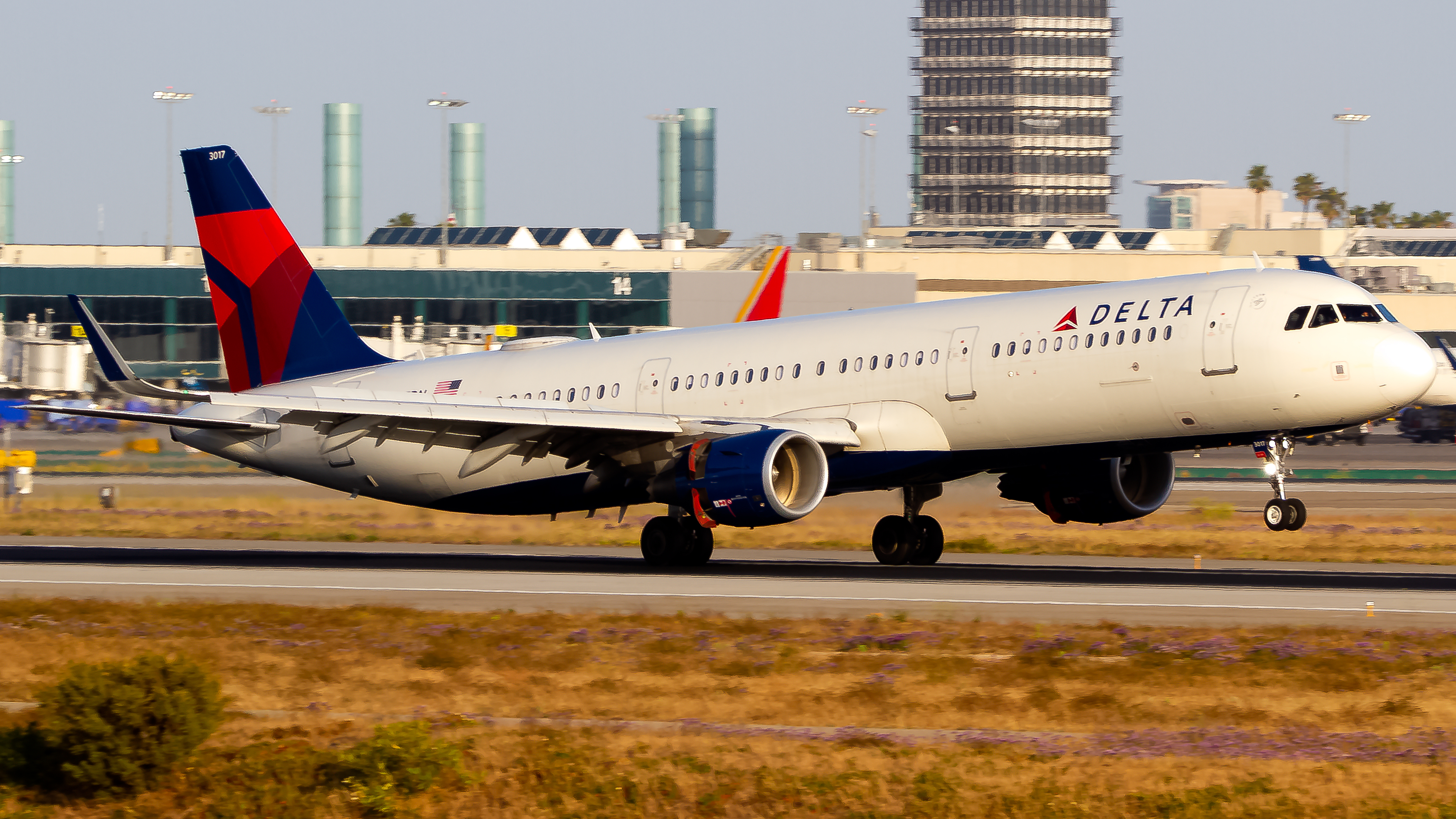 Full size: Delta Airlines Airbus A321-200 N317DN at Los Angeles International Airport