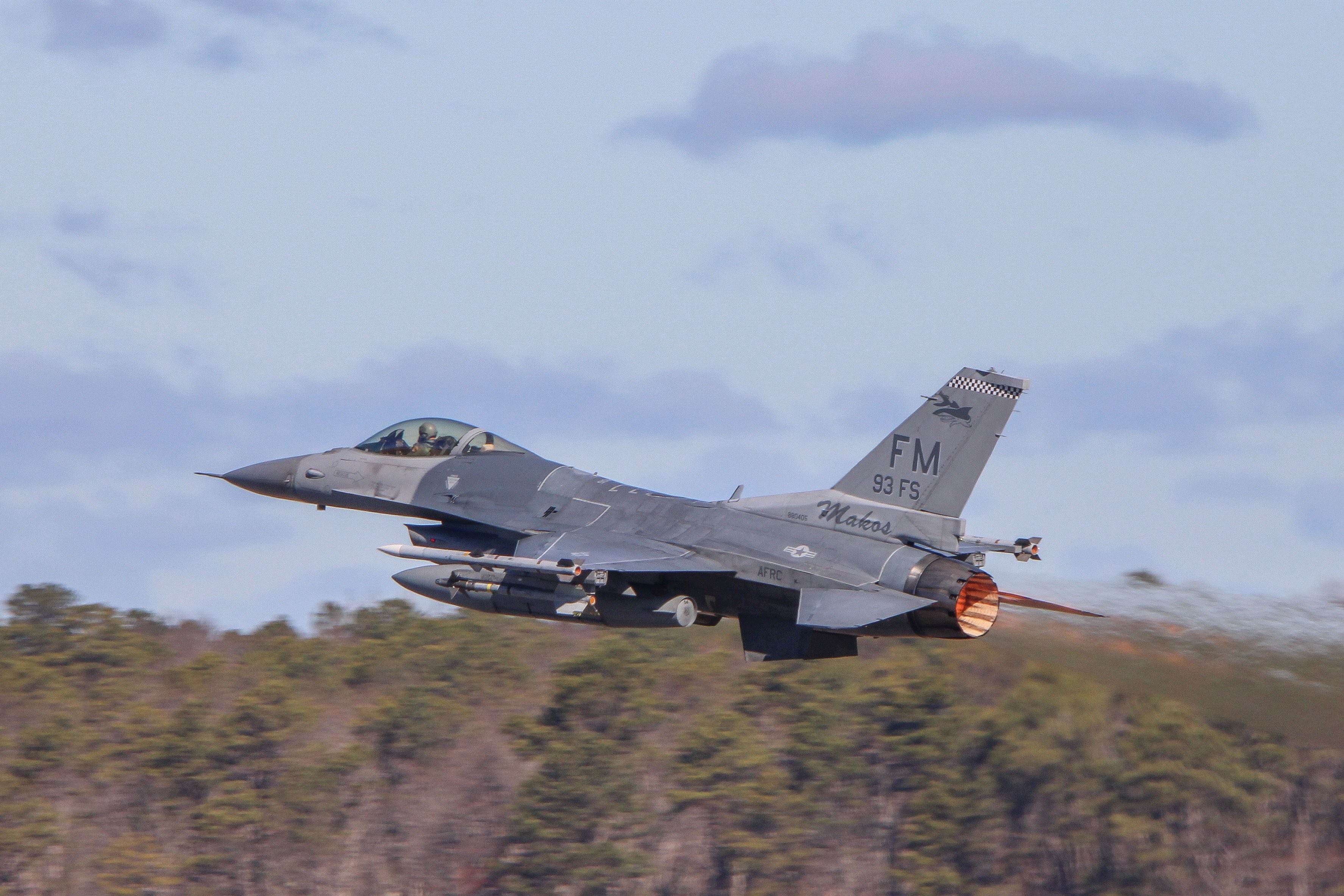 Full size: USAF - United States Air Force General Dynamics F-16 Fighting Falcon 88-0405 at Atlantic City International Airport