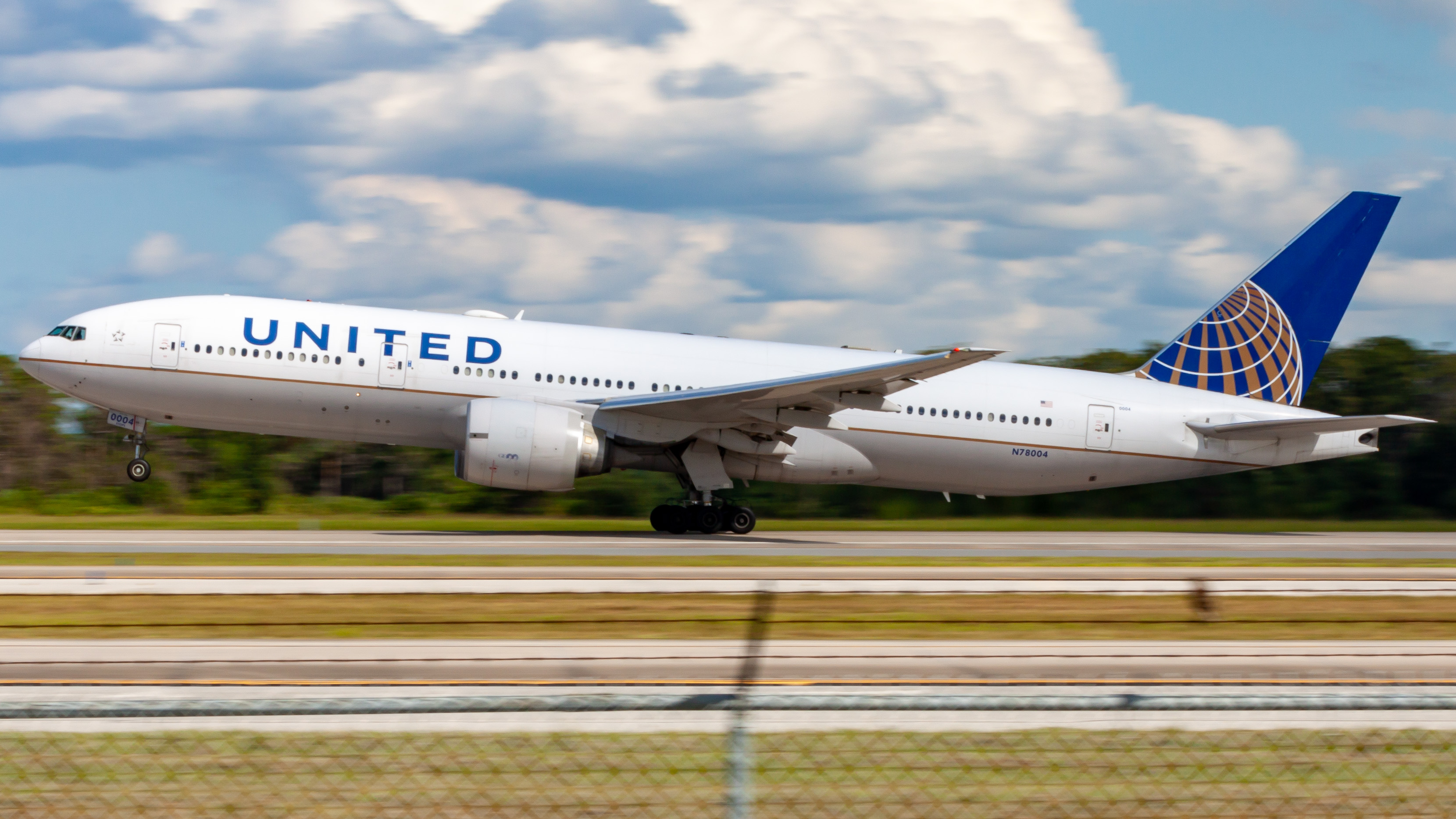 Full size: United Airlines Boeing 777-200ER N78004 at Orlando International Airport