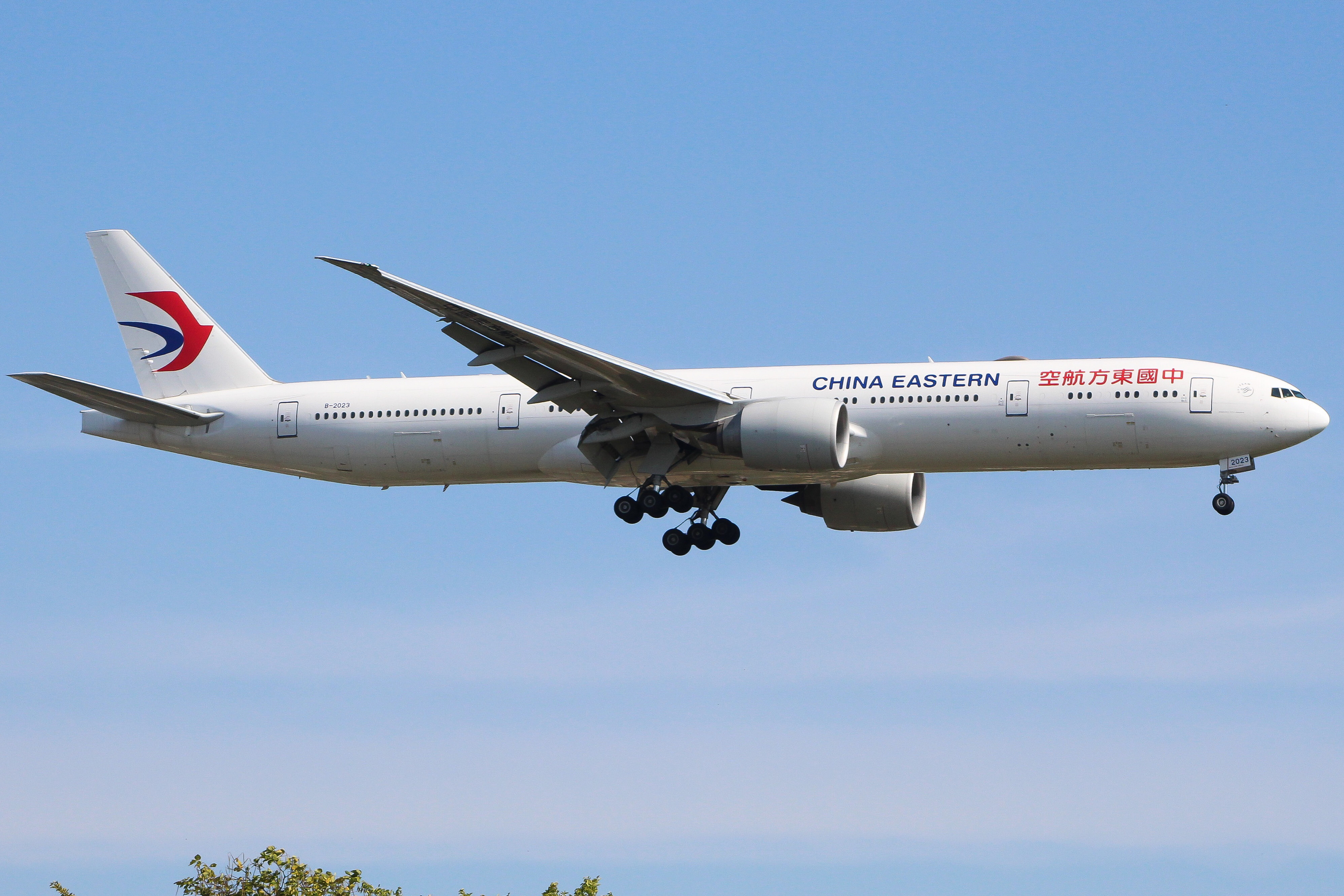 Full size: China Eastern Airlines Boeing 777-300ER B-2023 at John F. Kennedy International Airport