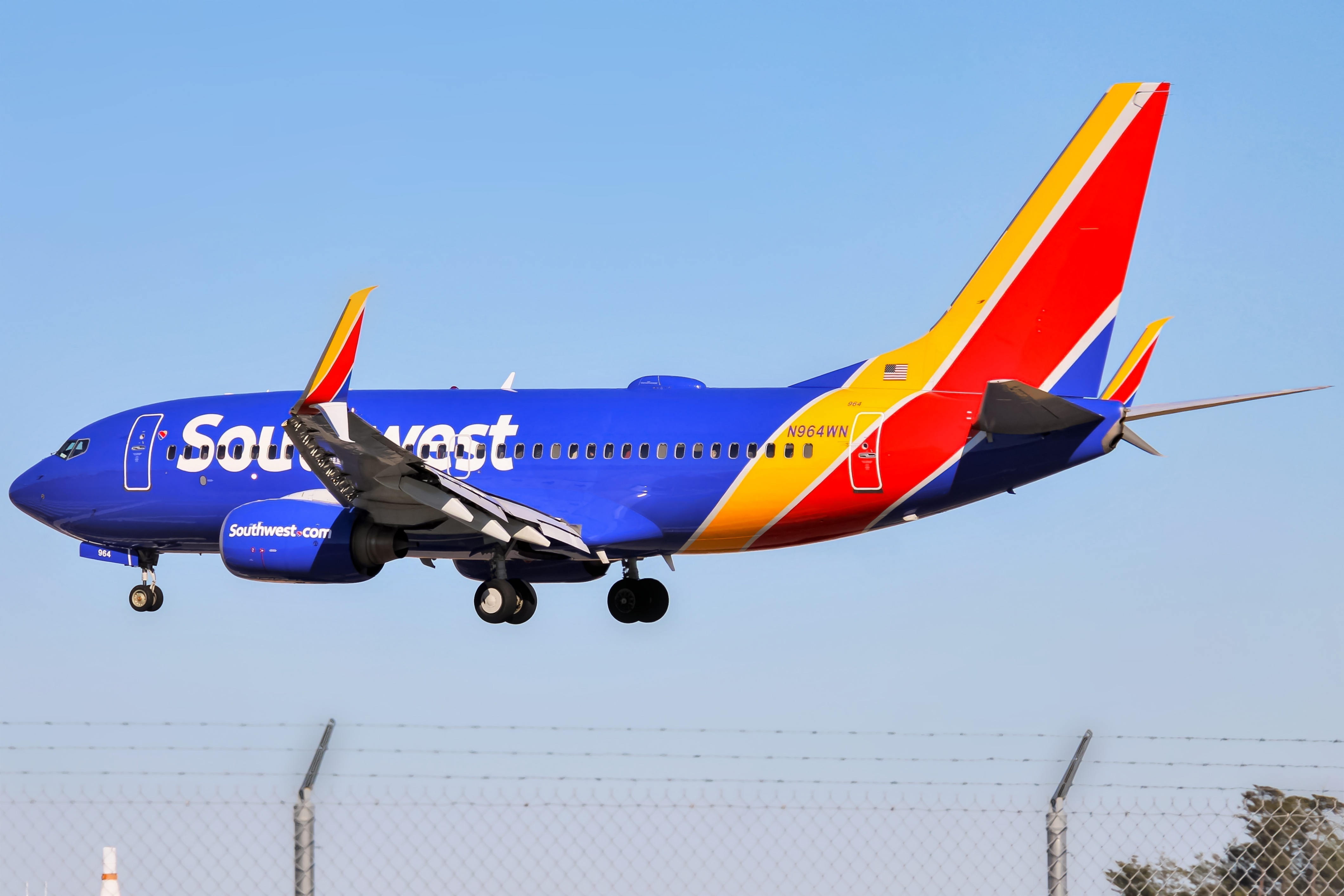 Full size: Southwest Airlines Boeing 737-700 N964WN at Baltimore/Washington International Thurgood Marshall Airport