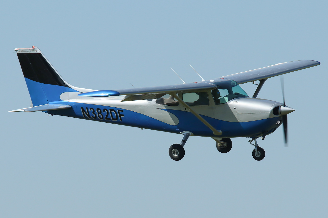 Full size: PRIVATE Cessna 172 N382DF at Carroll County Regional Airport/Jack B Poage Field