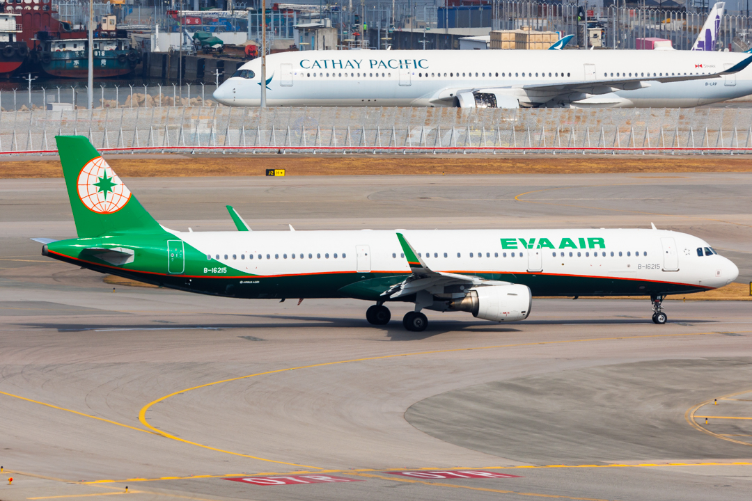 Full size: EVA Air Airbus A321-200 B-16215 at Hong Kong International Airport