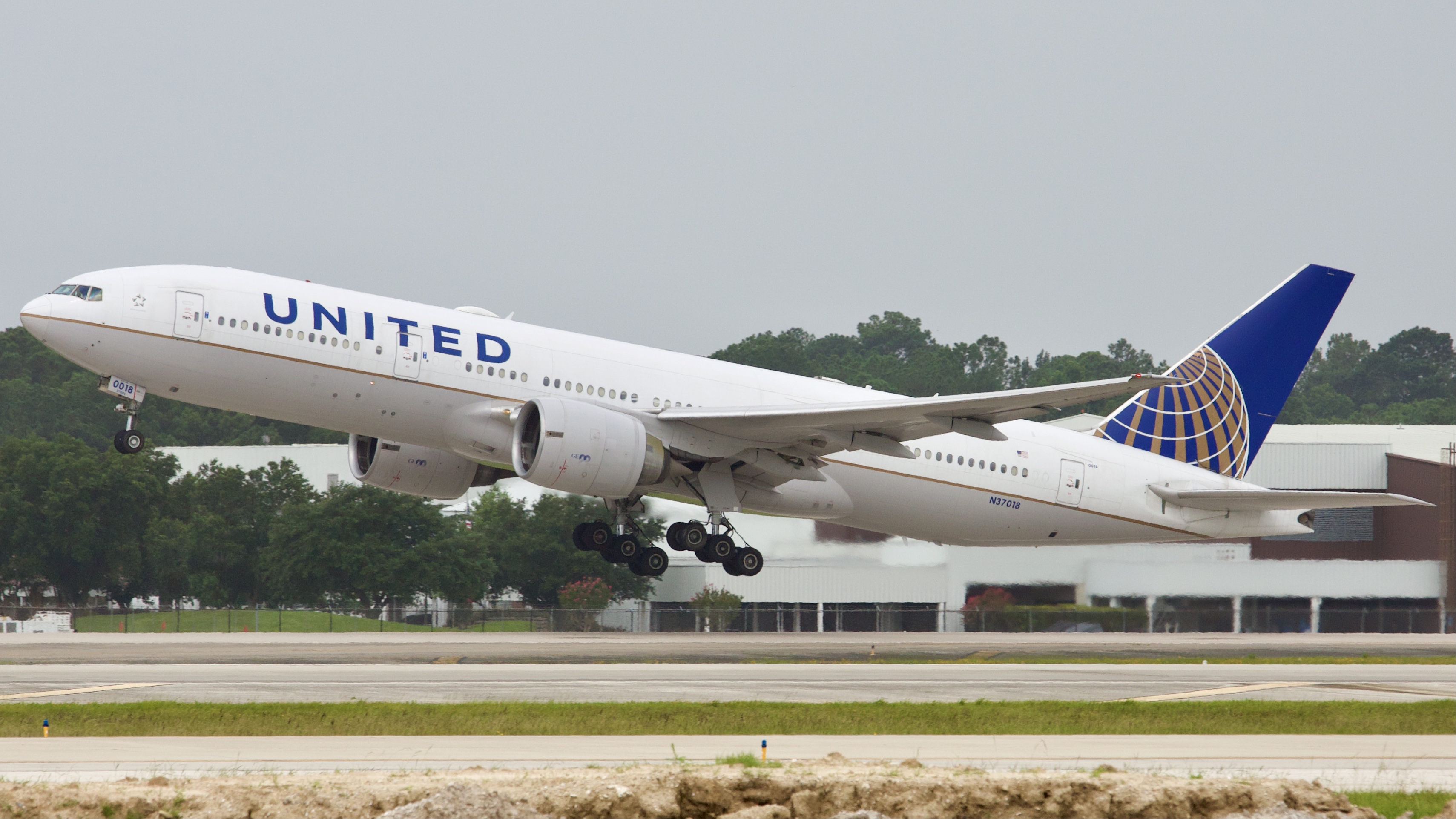 Full size: United Airlines Boeing 777-200ER N37018 at Houston-George Bush Intercontinental Airport