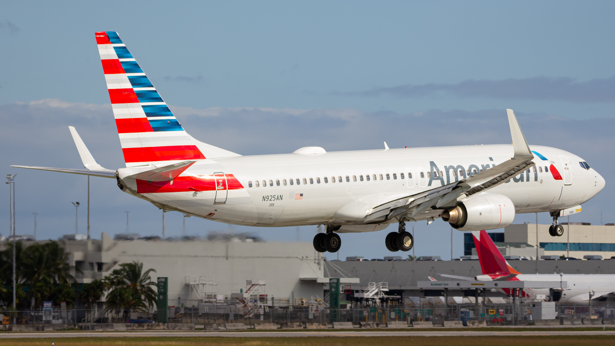 Full size: American Airlines Boeing 737-800 N925AN at Miami International Airport