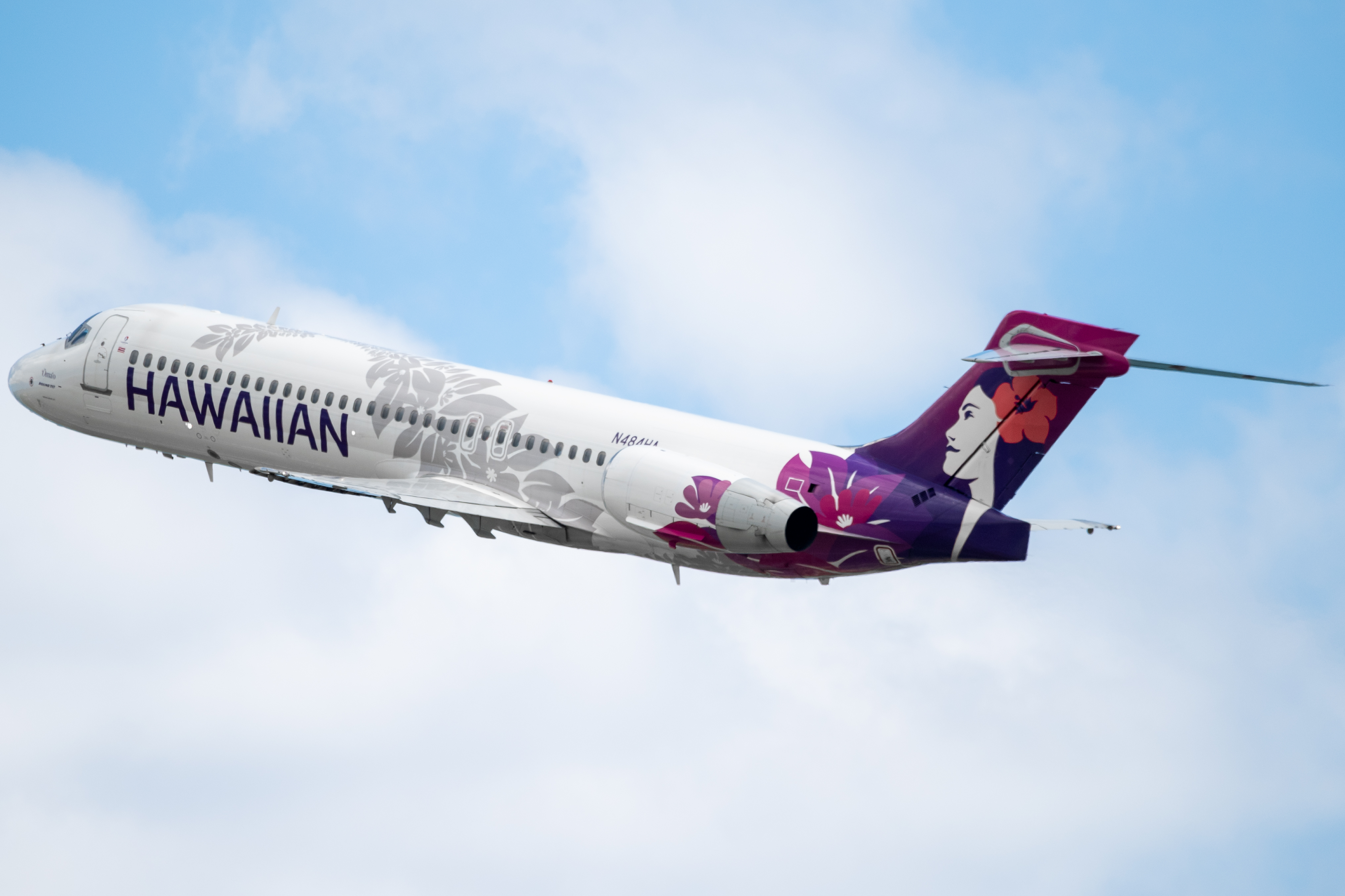 Full size: Hawaiian Airlines Boeing 717-200 N484HA at Daniel K Inouye International Airport