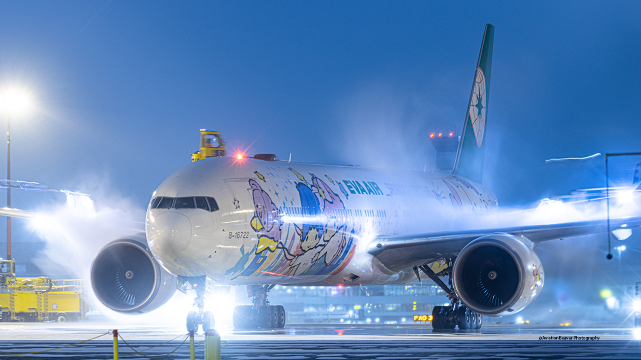 Full size: EVA Air Boeing 777-300ER B-16722 at Lester B Pearson International Airport