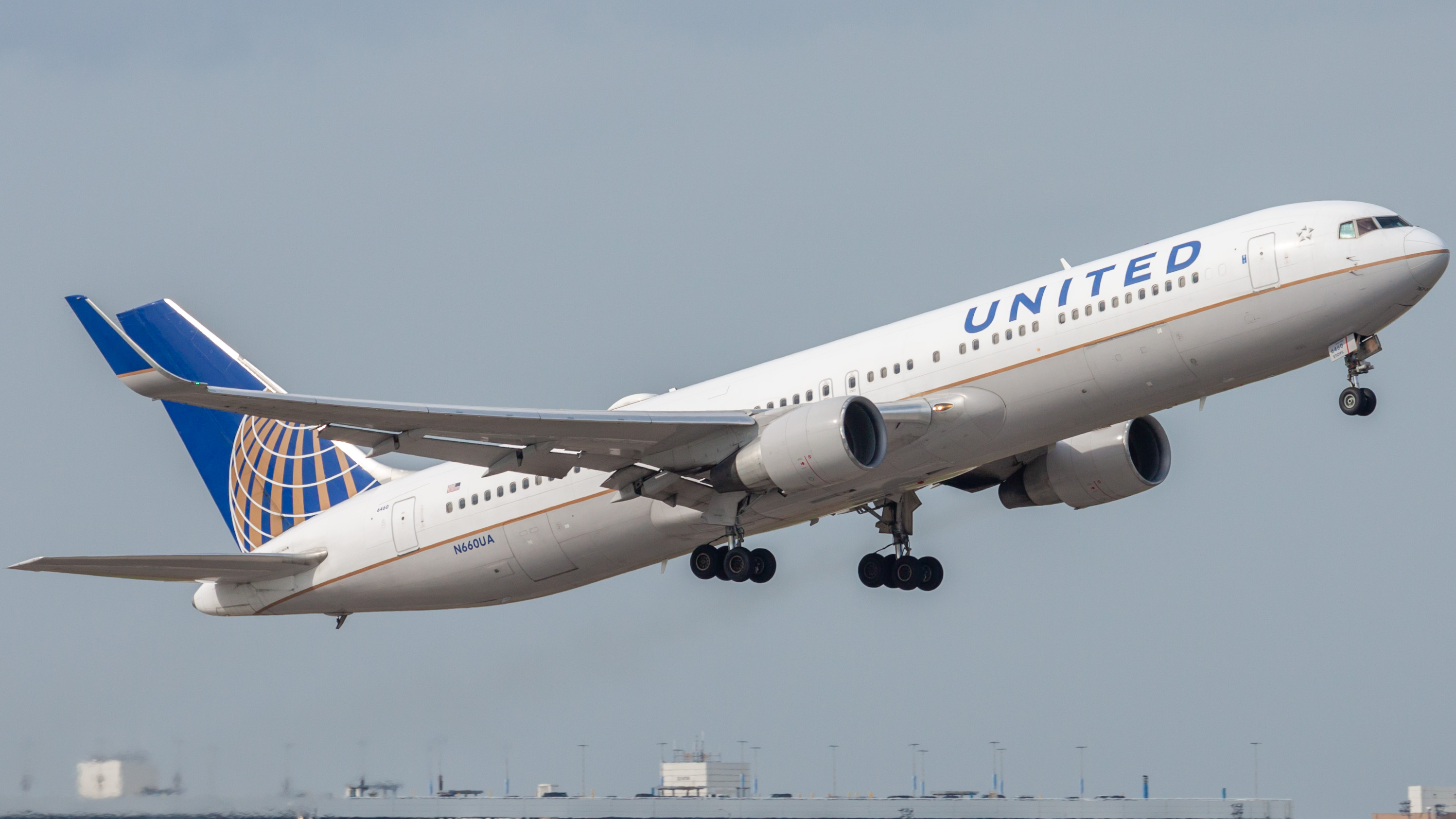 Full size: United Airlines Boeing 767-300ER N660UA at Houston-George Bush Intercontinental Airport