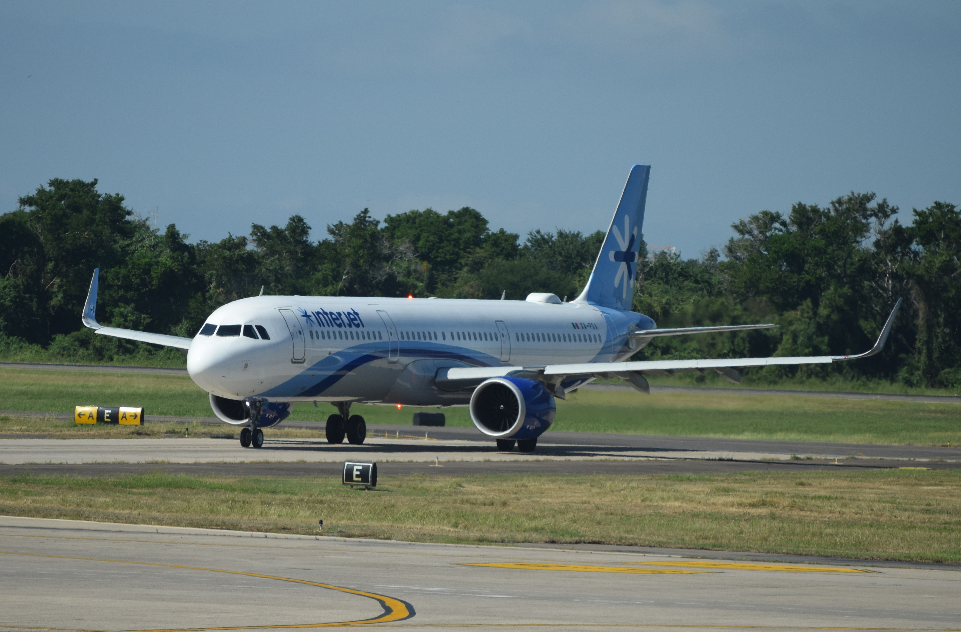 Full size: Interjet Airbus A321NEO XA-PGA at Puerto Vallarta International Airport