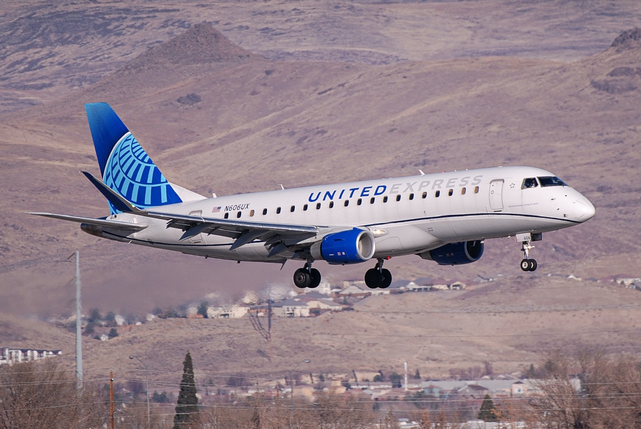Full size: United Express Embraer E175 N606UX at Reno/Tahoe International Airport