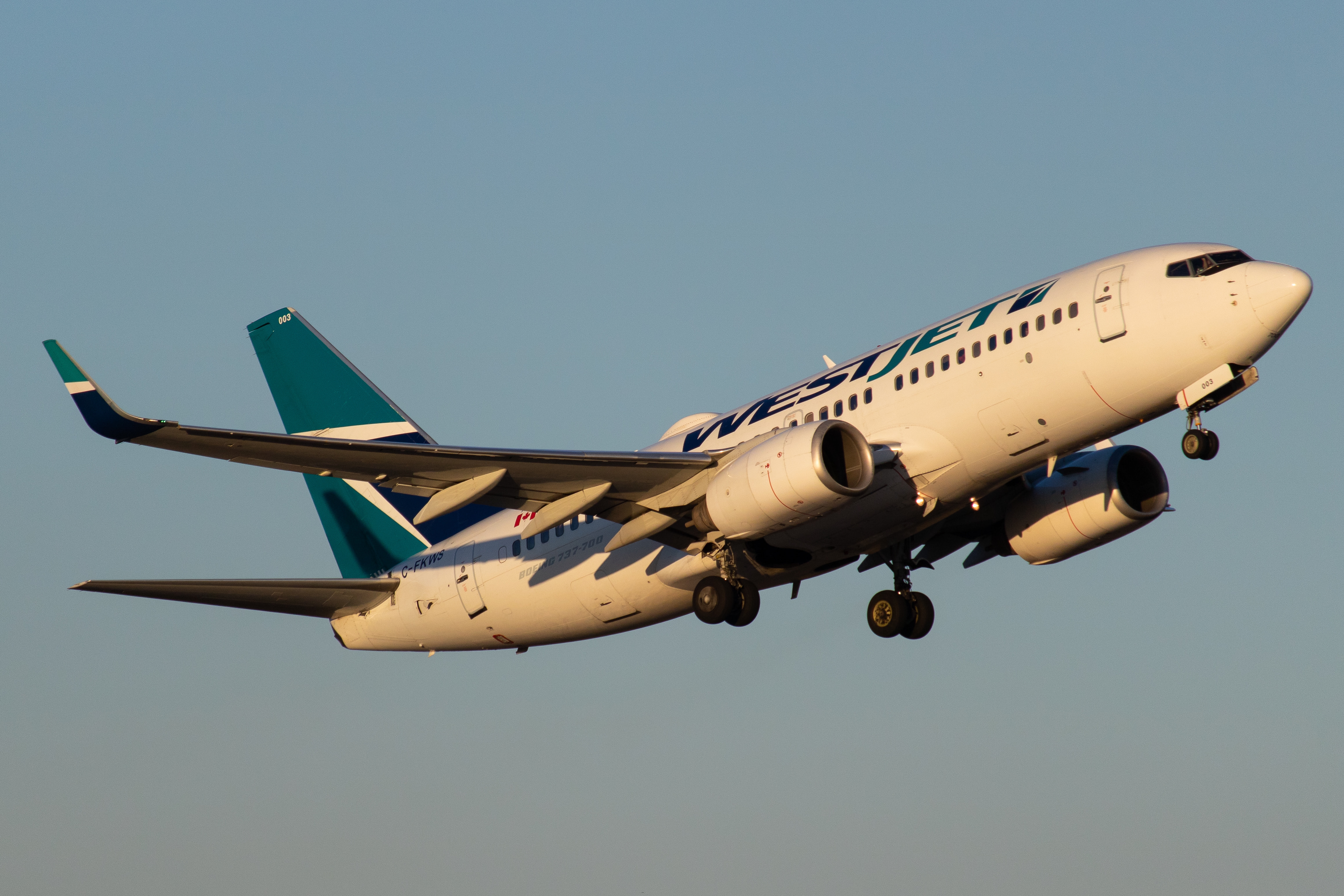 Full size: WestJet Boeing 737-700 CFKWS at Orlando International Airport