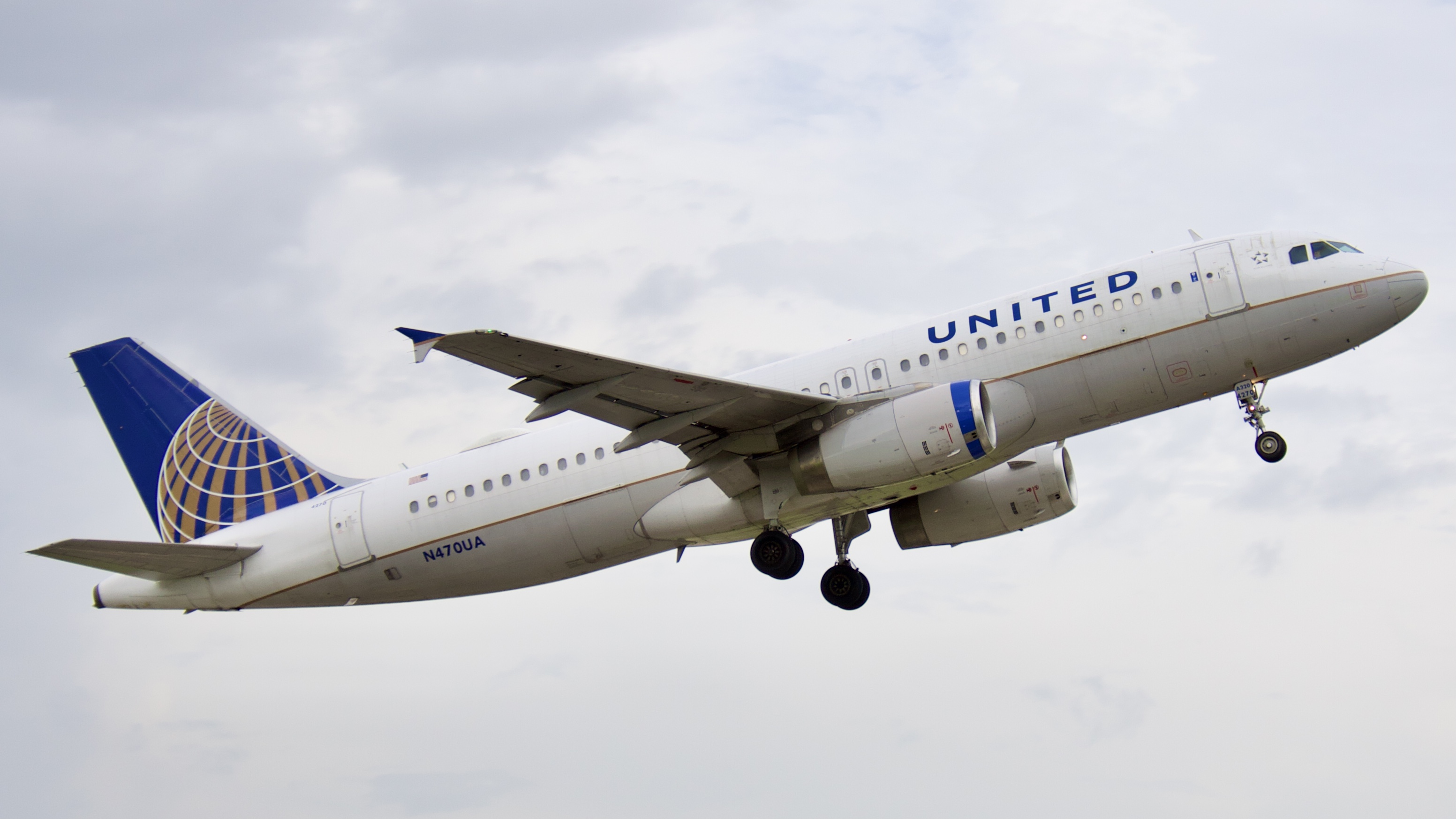 Full size: United Airlines Airbus A320 N470UA at Houston-George Bush Intercontinental Airport