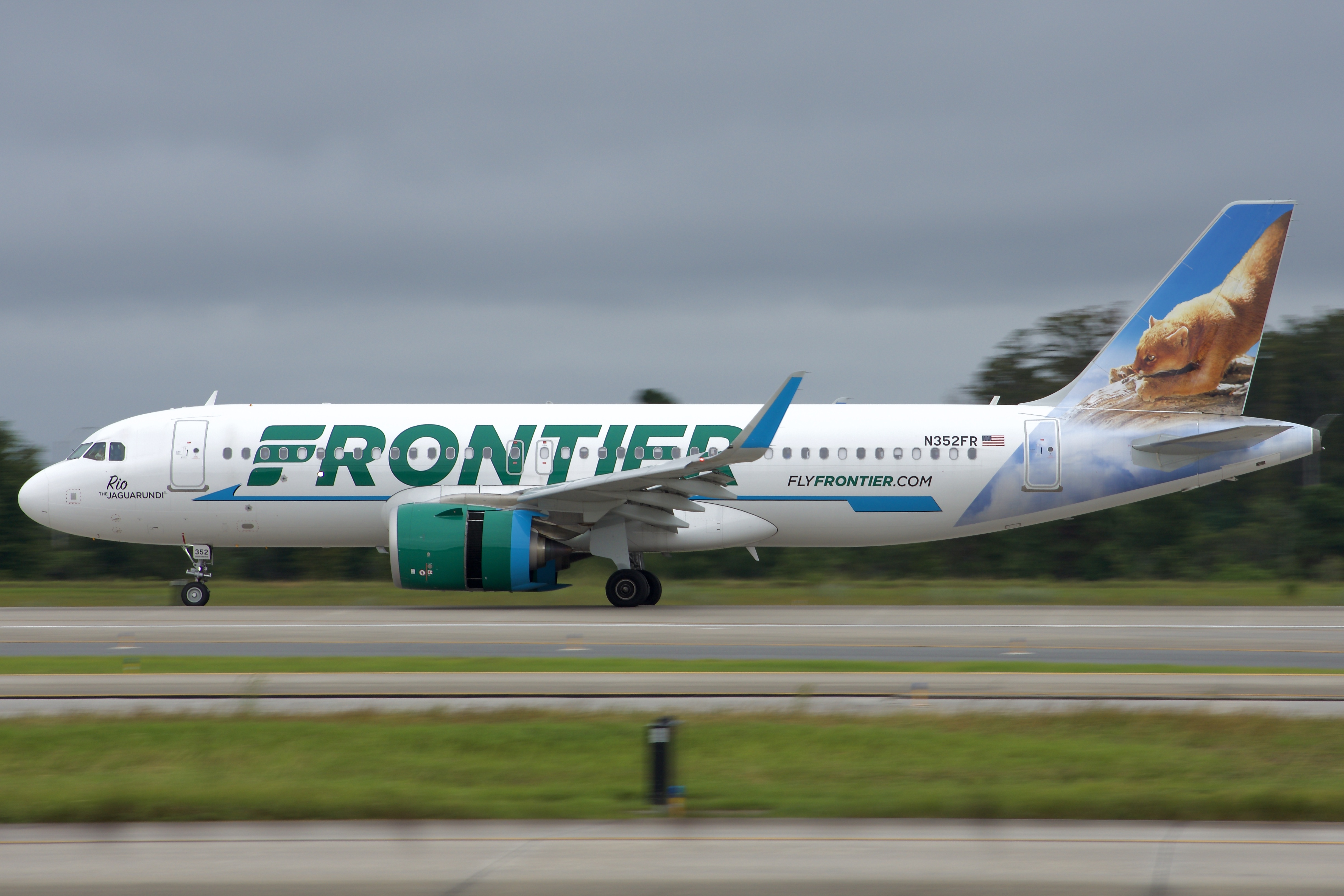 Full size: Frontier Airlines Airbus A320NEO N352FR at Orlando International Airport