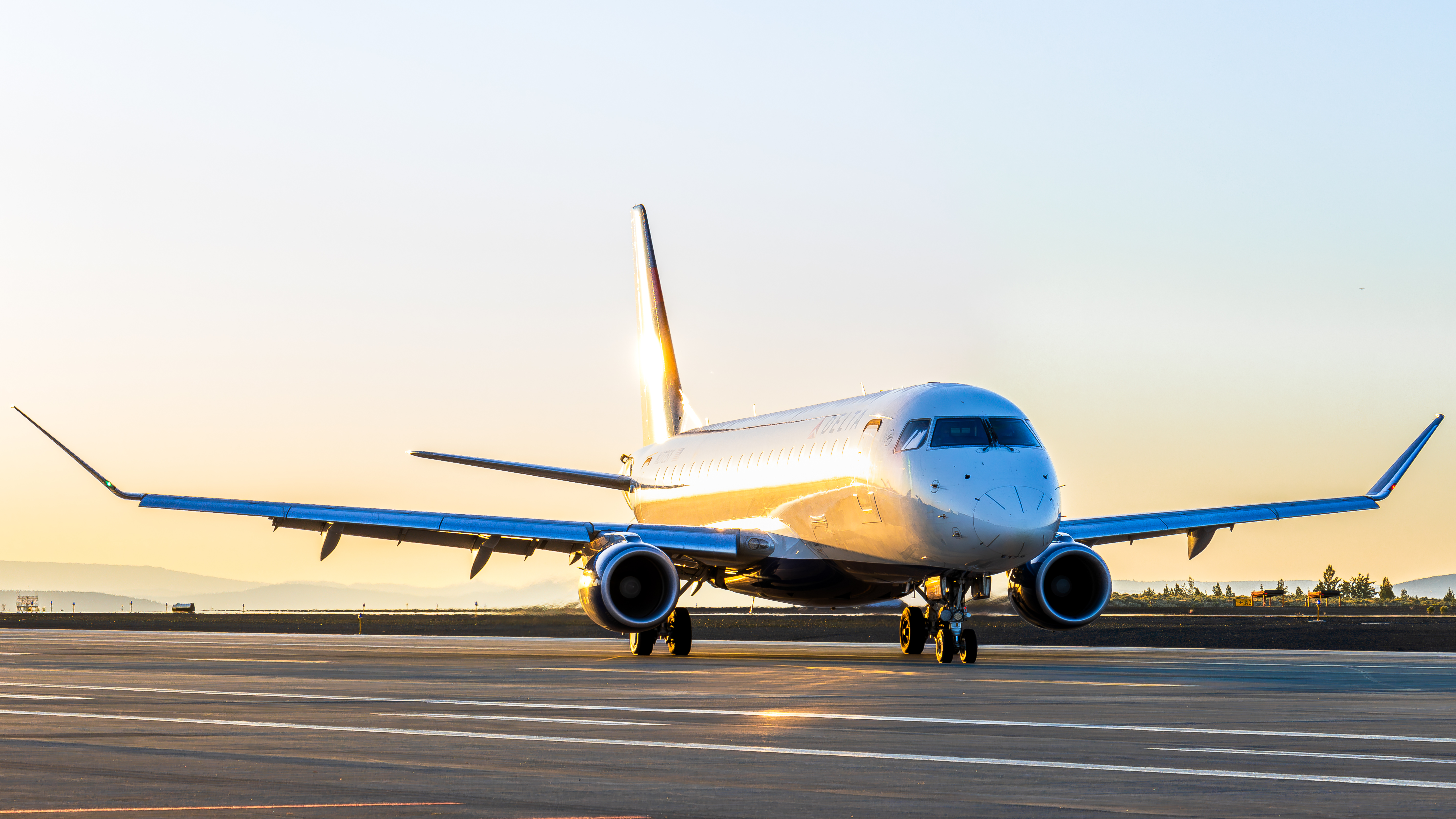 Full size: SkyWest Airlines Embraer E175 N272SY at Roberts Field Airport