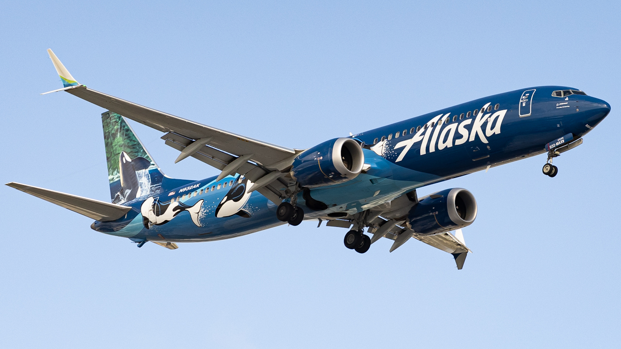 Full size: Alaska Airlines Boeing 737 MAX 9 N932AK at Tampa International Airport