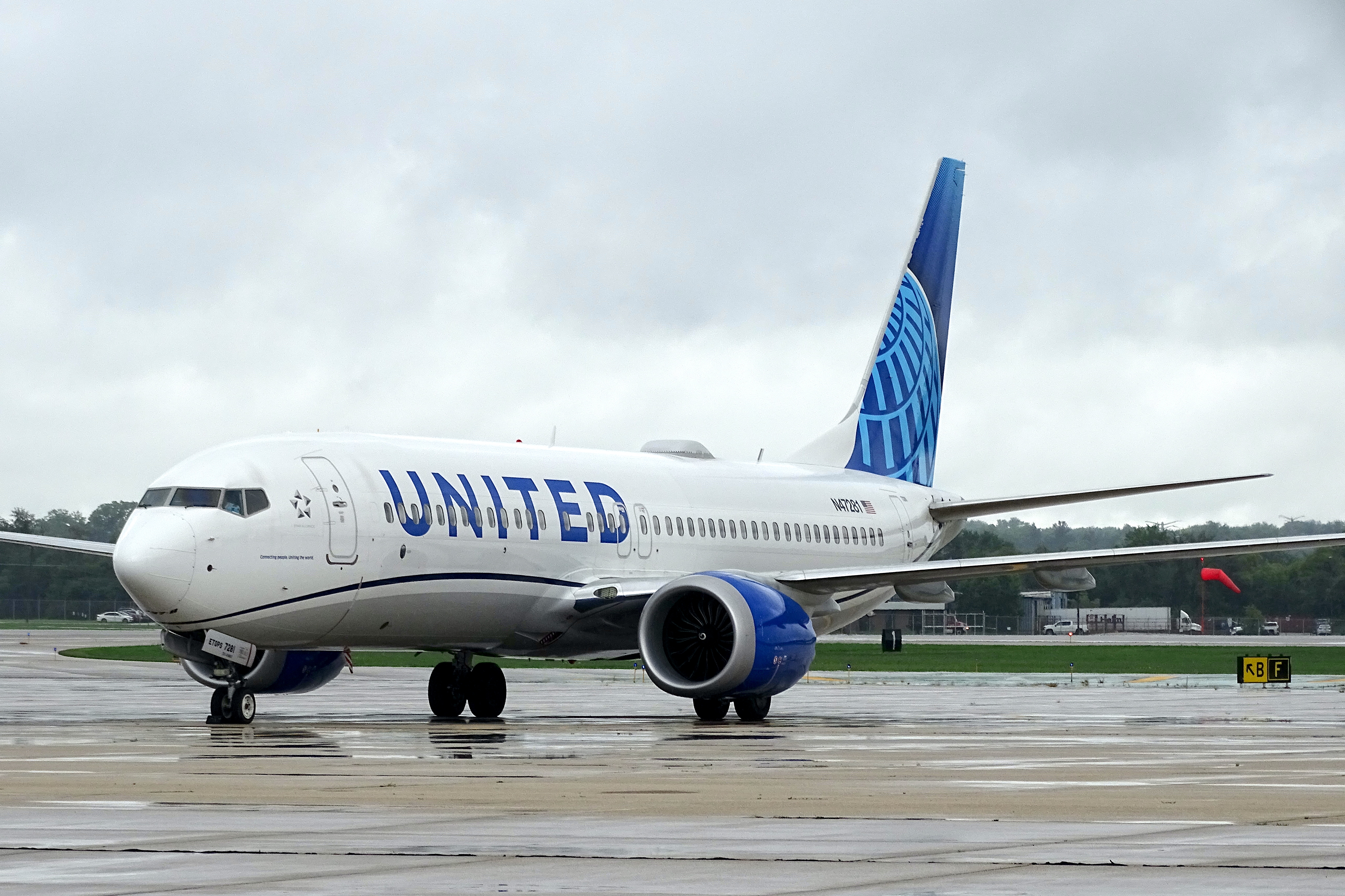 Full size: United Airlines Boeing 737 MAX 8 N47281 at Chicago/Rockford International Airport