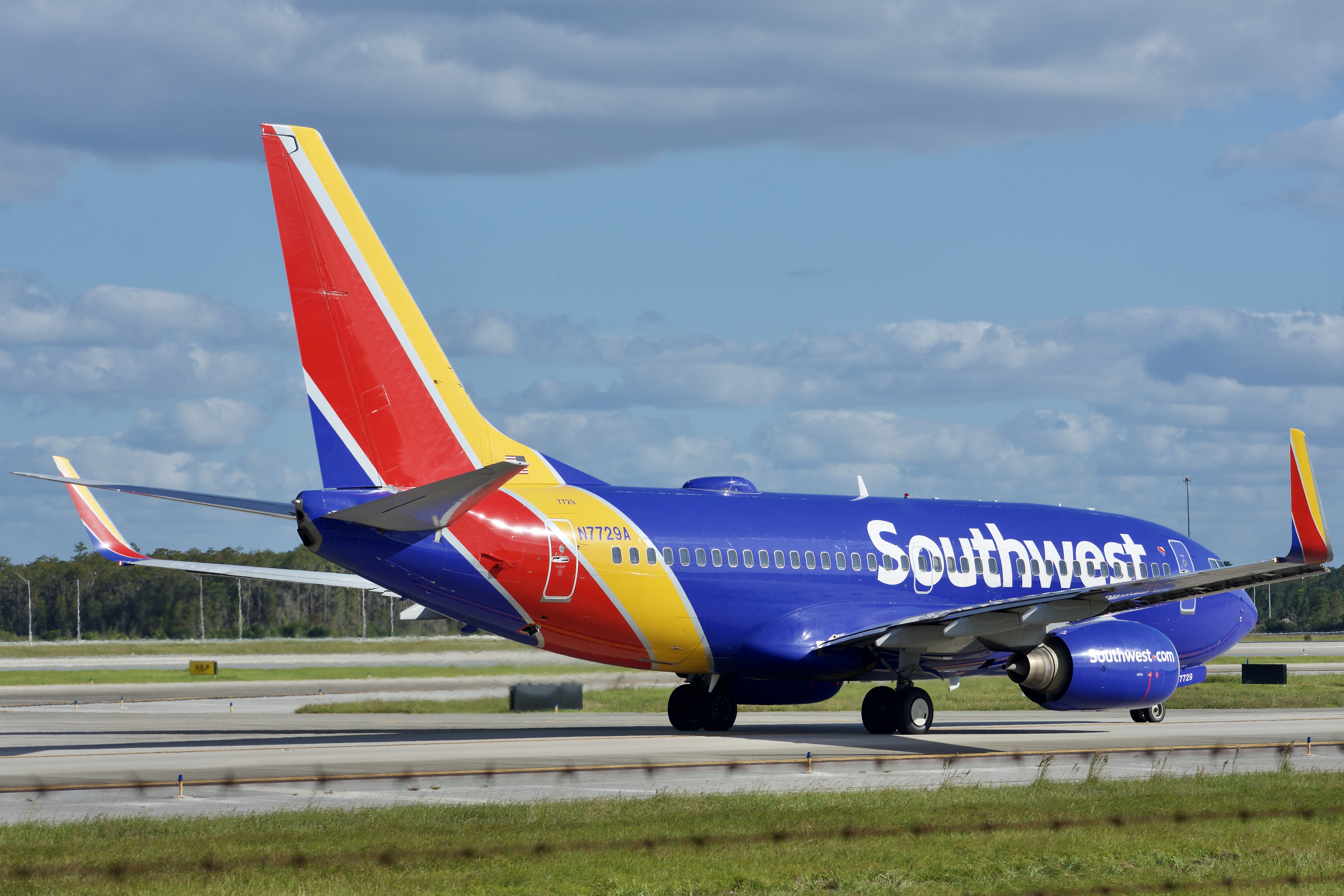 Full size: Southwest Airlines Boeing 737-700 N7729A at Orlando International Airport