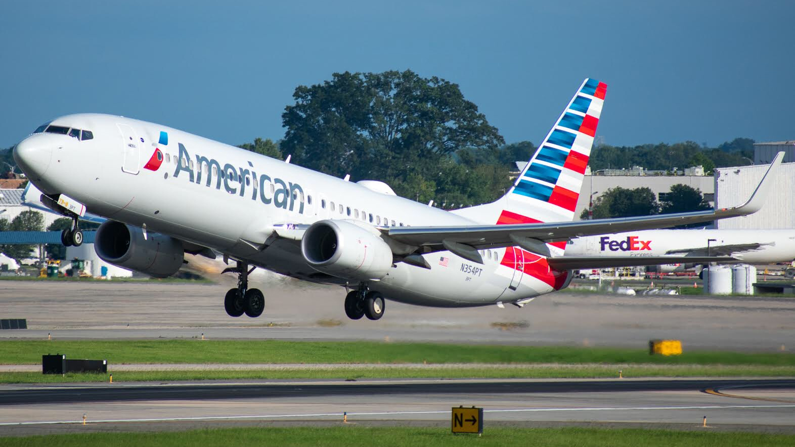 Full size: American Airlines Boeing 737-800 N354PT at Charlotte/Douglas International Airport