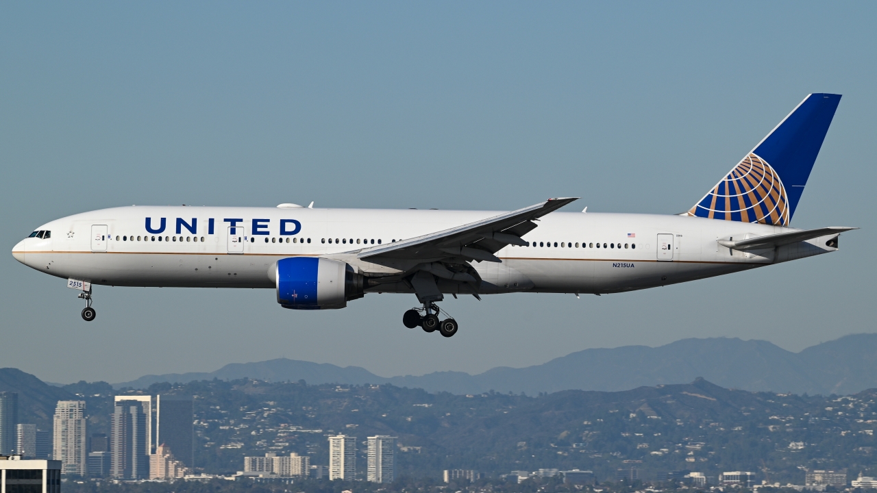 Full size: United Airlines Boeing 777-200 N215UA at Los Angeles International Airport