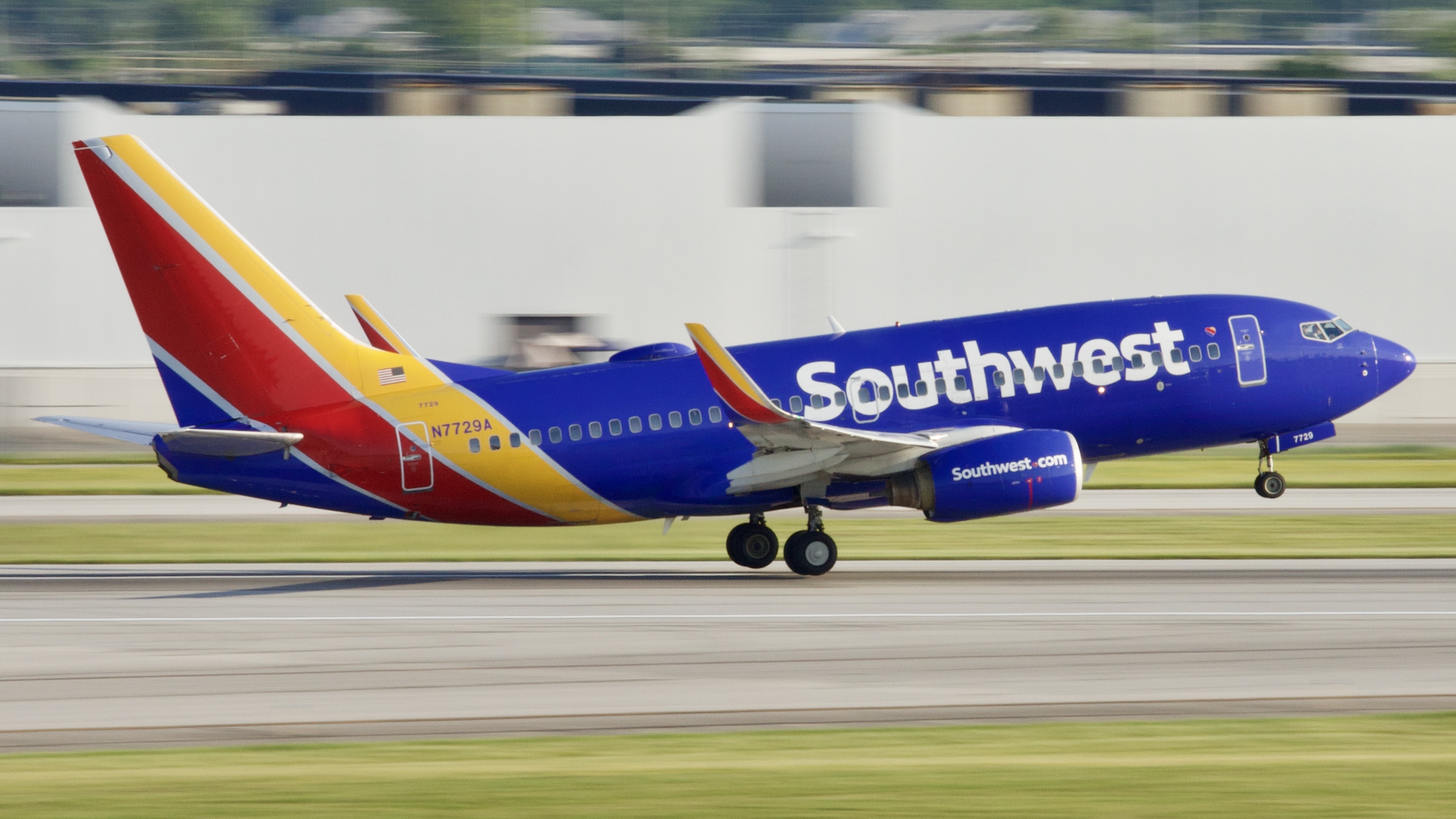 Full size: Southwest Airlines Boeing 737-700 N7729A at John Glenn Columbus International Airport