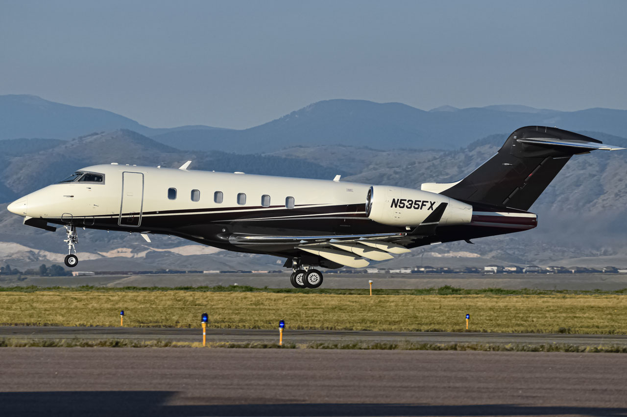 Full size: FlexJet Bombardier Challenger 300  N535FX at Rocky Mountain Metro Airport
