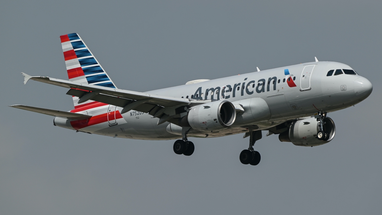 Full size: American Airlines Airbus A319 N752US at Dallas-Fort Worth International Airport