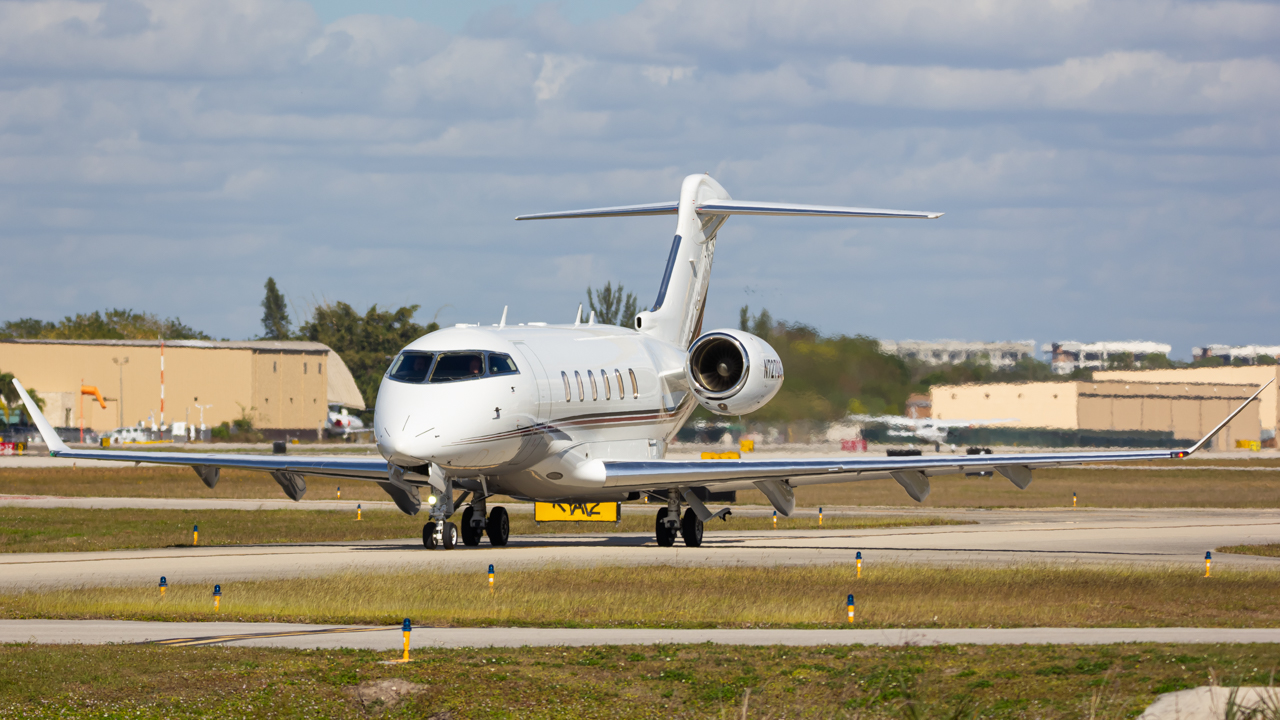 Full size: NetJets Bombardier Challenger 350  N727QS at Naples Municipal Airport