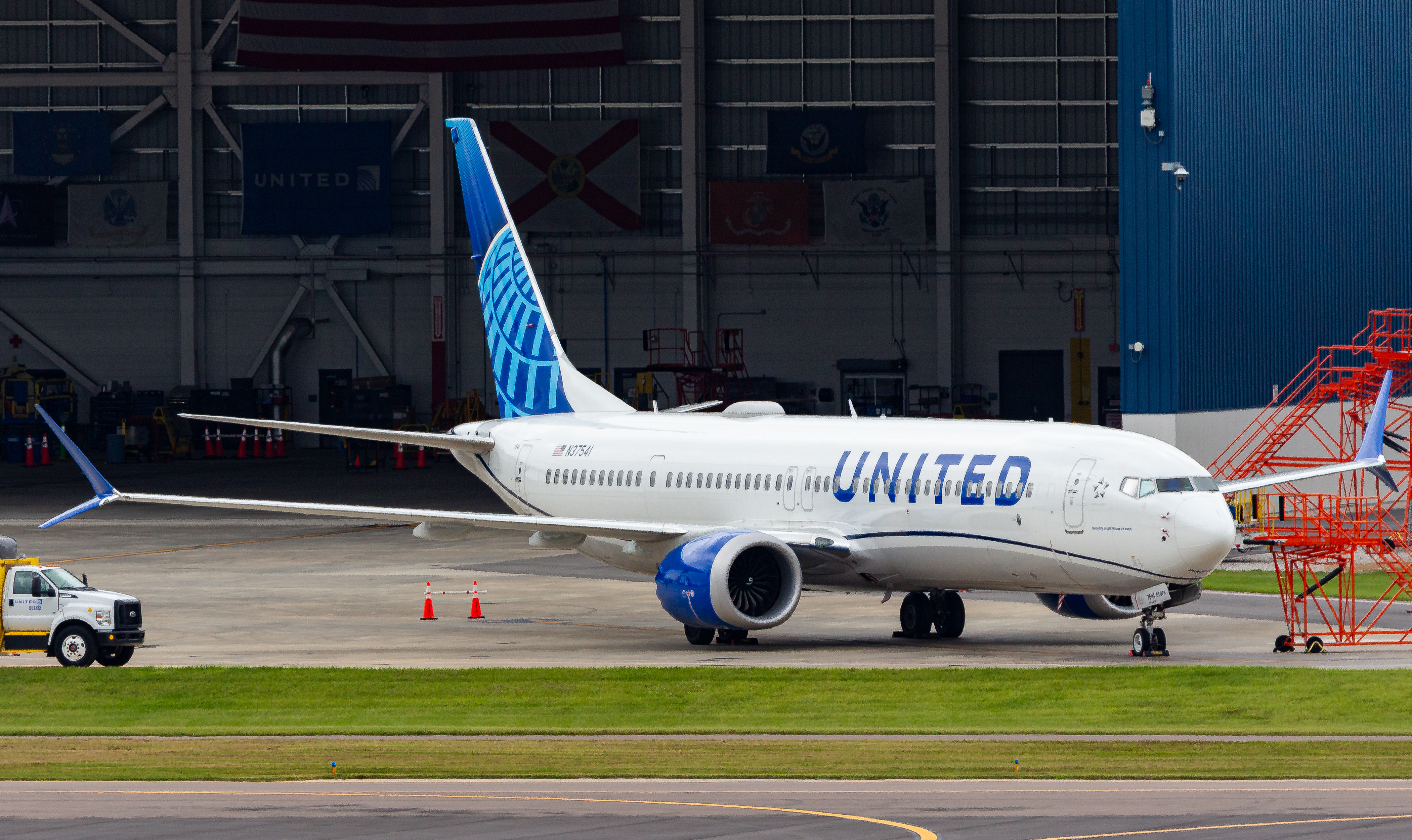 Full size: United Airlines Boeing 737 MAX 8 N37541 at Tampa International Airport