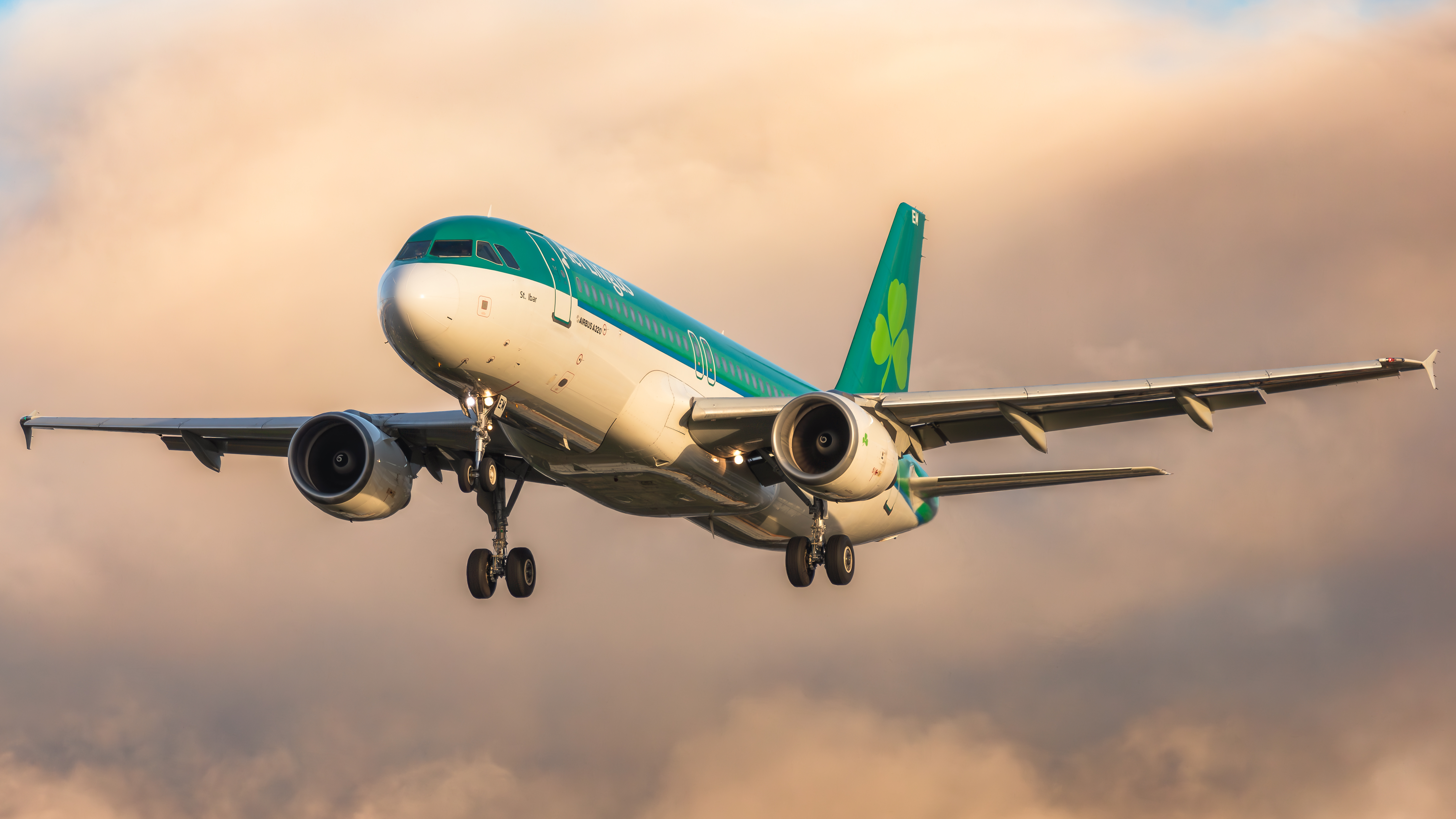 Full size: Aer Lingus Airbus A320 EI-DEM at London Heathrow International Airport