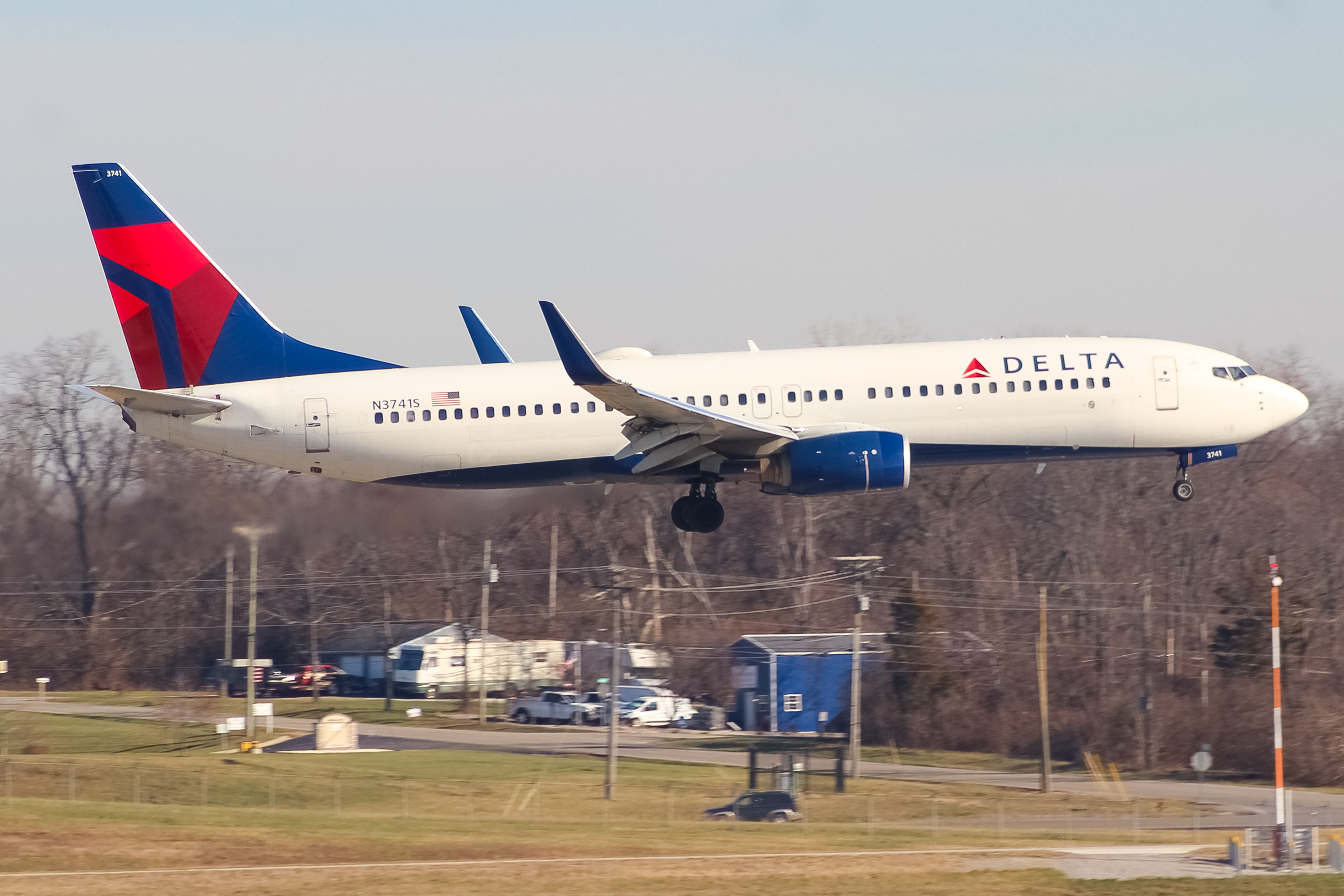 Full size: Delta Airlines Boeing 737-800 N3741S at Cincinnati/Northern Kentucky International Airport