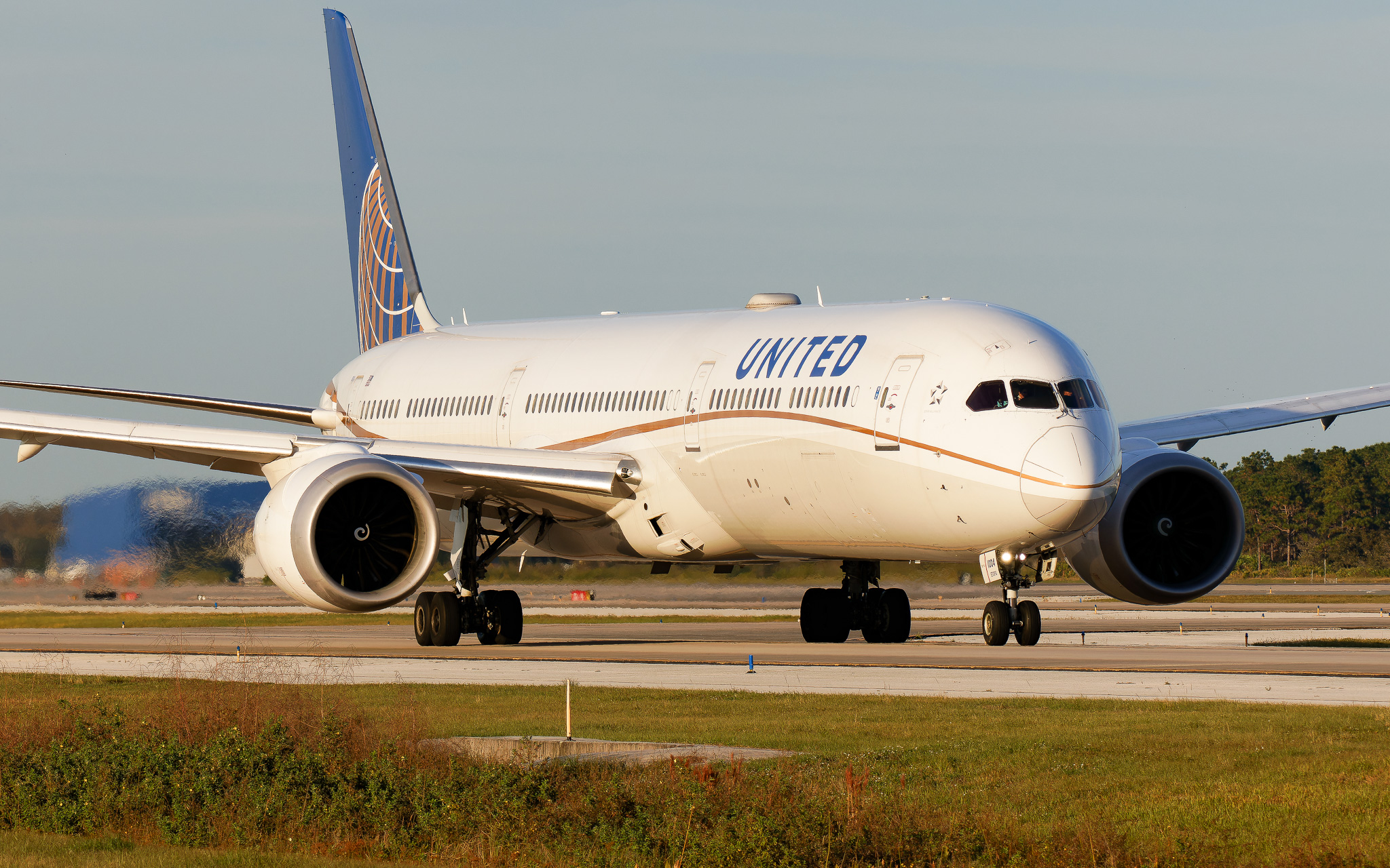 Full size: United Airlines Boeing 787-10 N12004 at Orlando International Airport