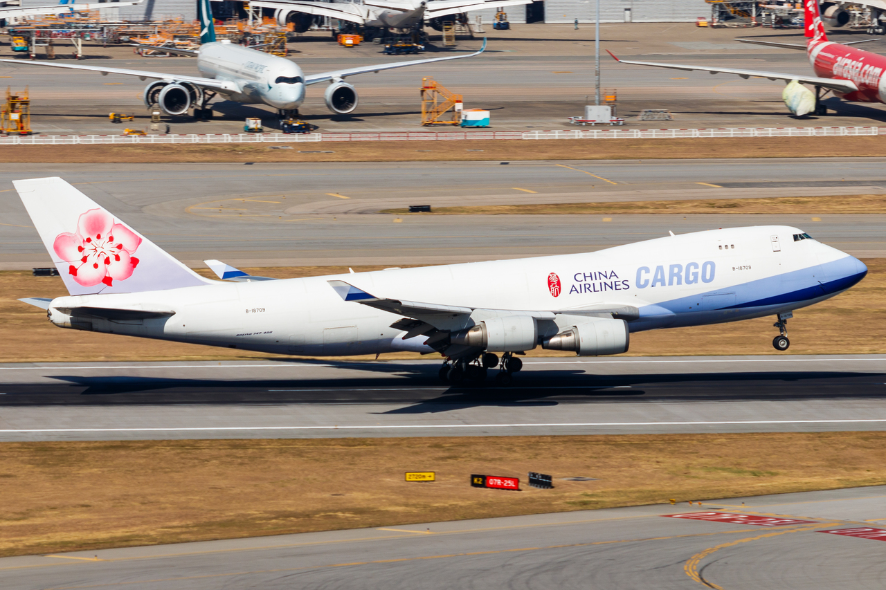 Full size: China Airlines Cargo Boeing 747-400F B-18709 at Hong Kong International Airport