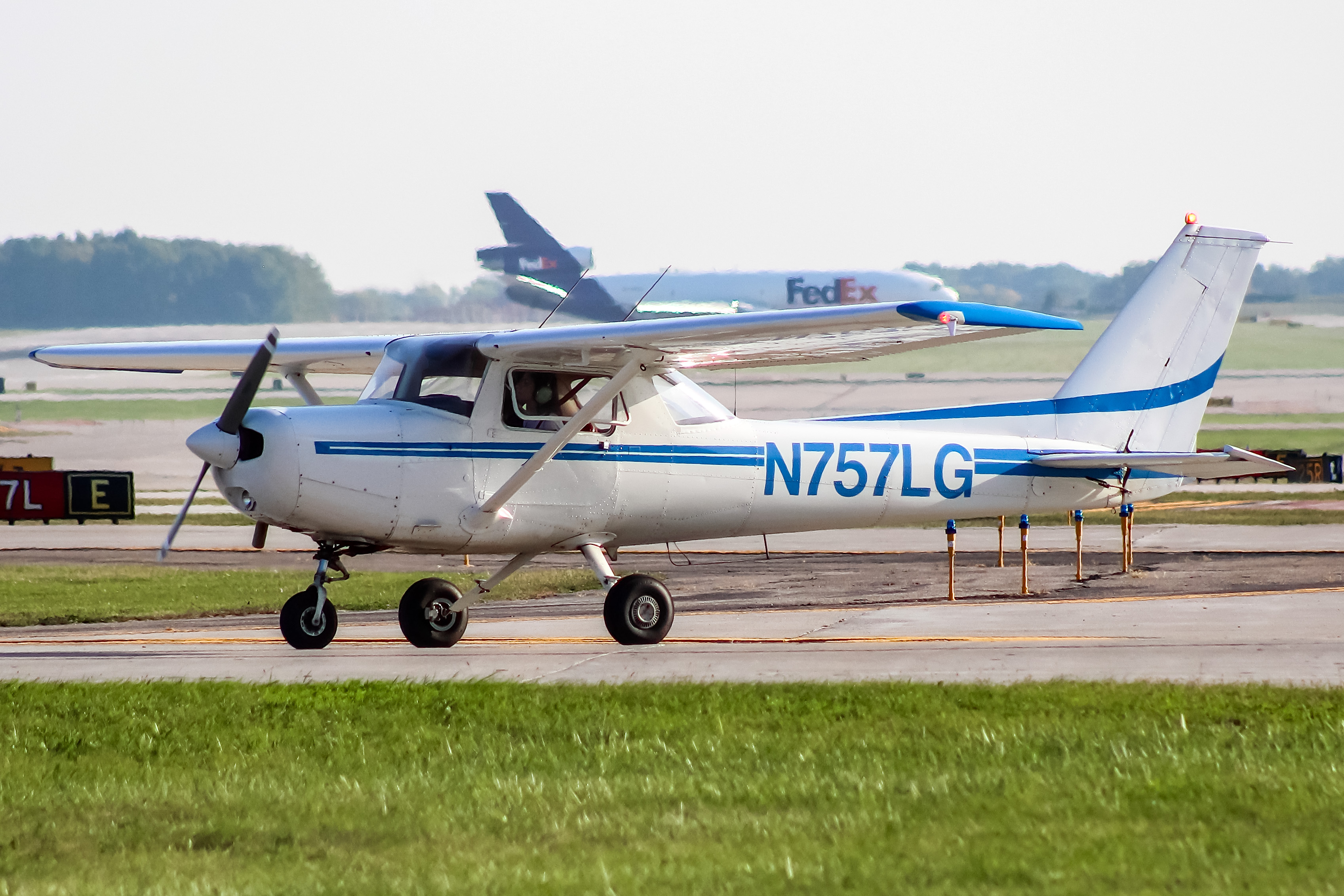 Full size: PRIVATE Cessna 152 N757LG at General Mitchell International Airport